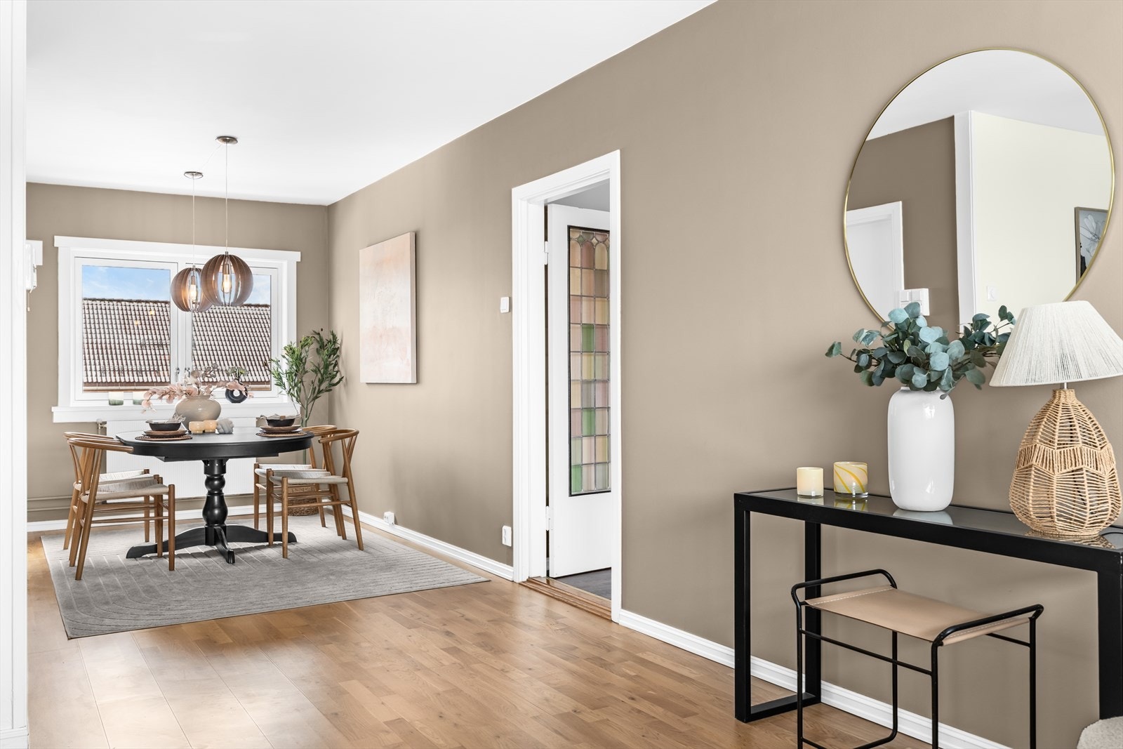 Leiligheten er i stor grad oppusset av nåværende eier, med blant annet et moderne kjøkken fra 2016 og gjennomgående slette, malte overflater. Galleribilde