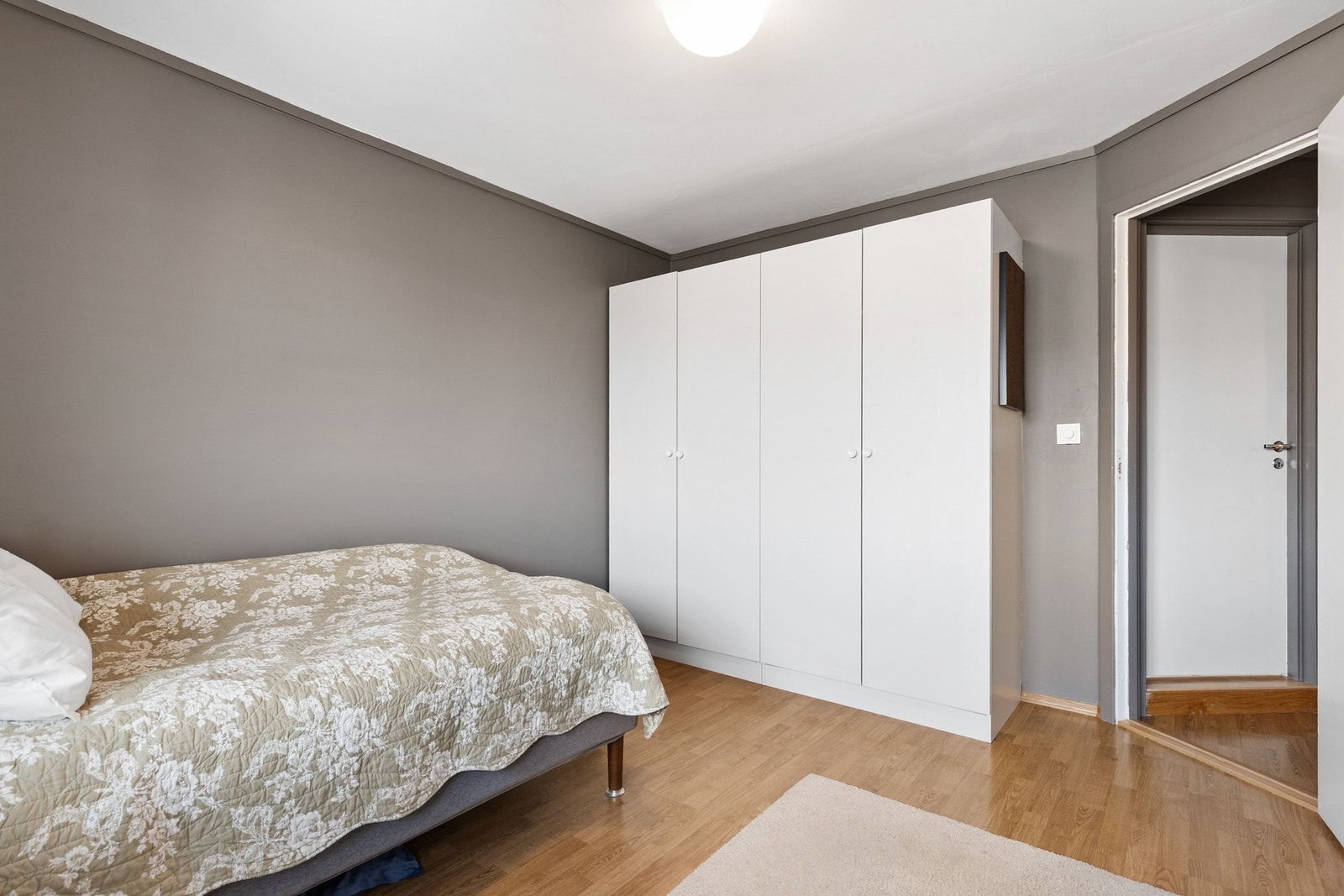 Hovedsoverommet har fin plass til dobbeltseng, nattbord og garderobeskap Galleribilde