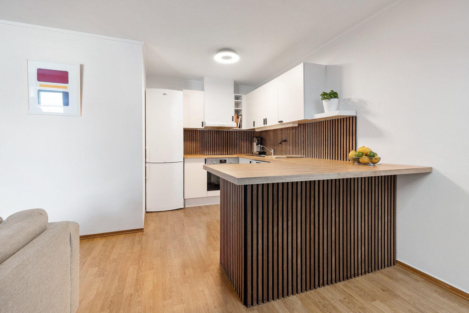 Innredningen har godt med benkeplass Galleribilde