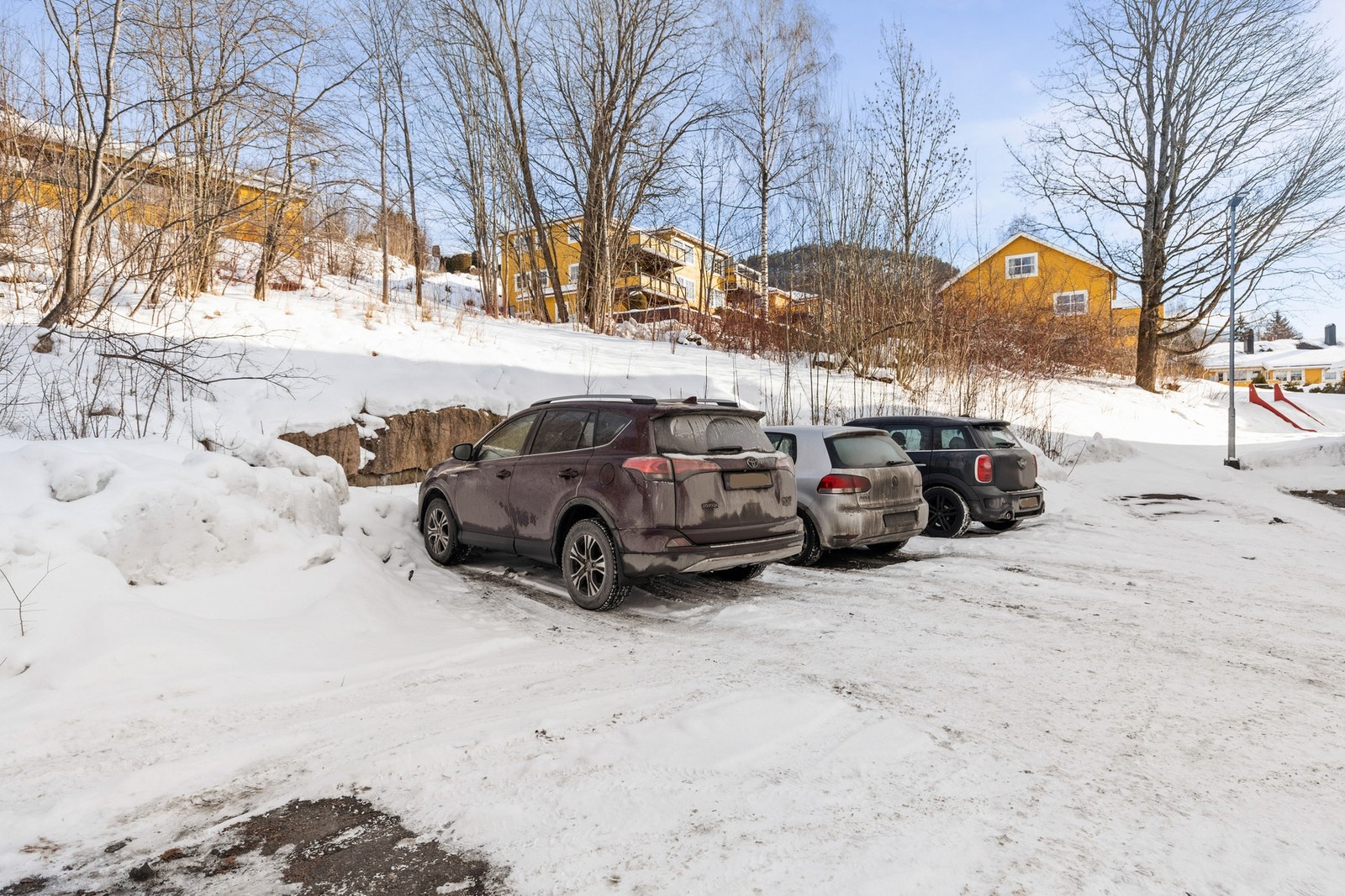 Leiligheten disponerer én fast p-plass på felles biloppstillingsplass Galleribilde