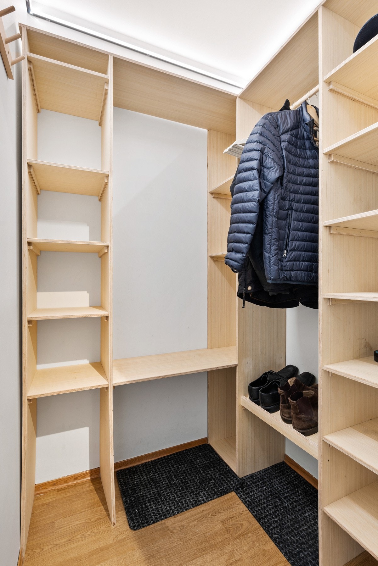 Fra entréen er det adkomst til bod med hyller for oppbevaring av yttertøy og sko Galleribilde