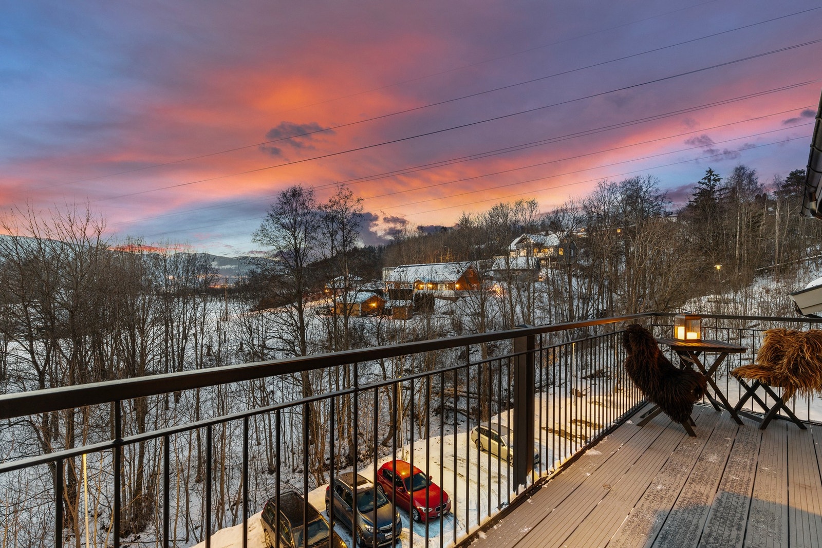 Balkongen er vestvendt og har gode solforhold på ettermiddagen Galleribilde