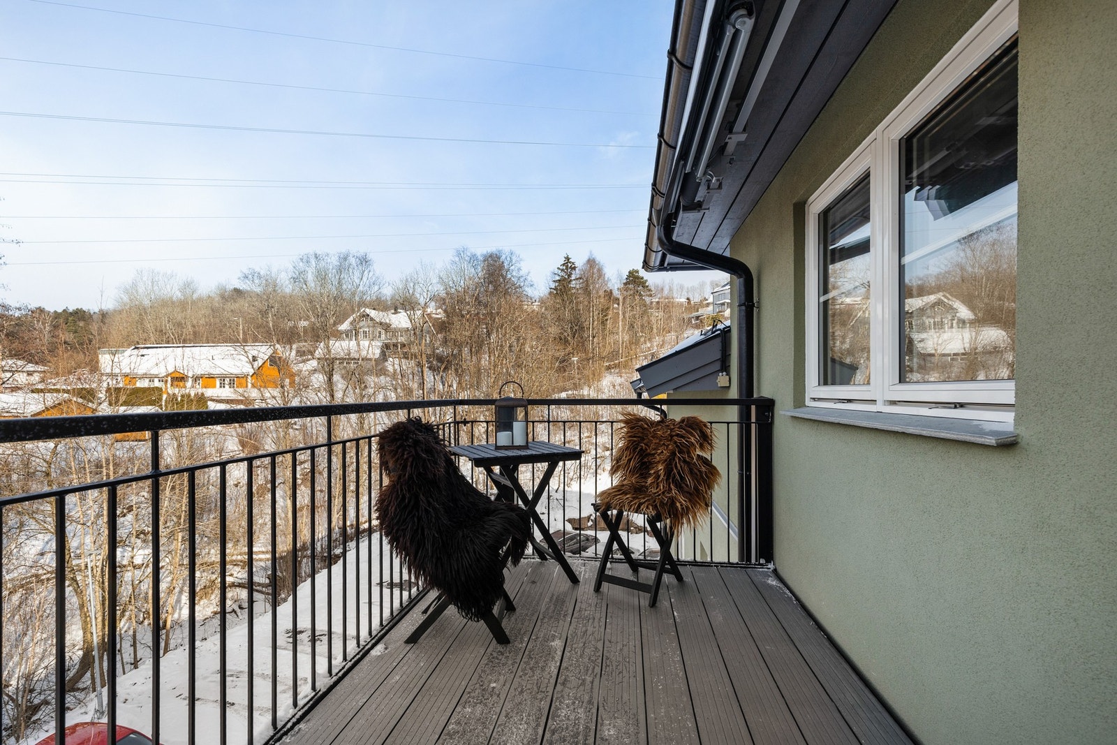 Balkongen er oppført i stålkonstruksjon og har vedlikeholdsfrie paneler Galleribilde