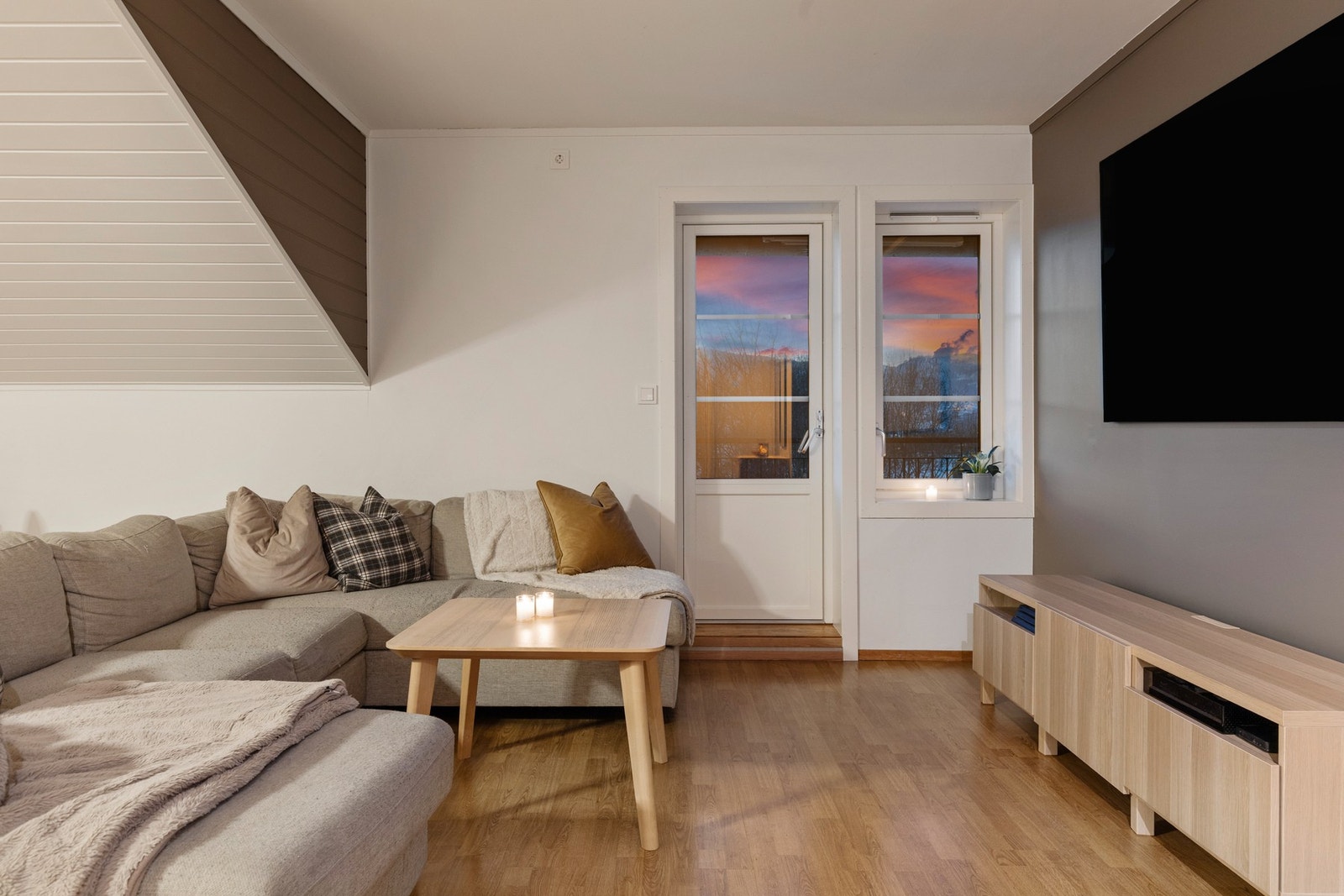 Fra stuen er det utgang til balkong på ca. 11. kvm Galleribilde