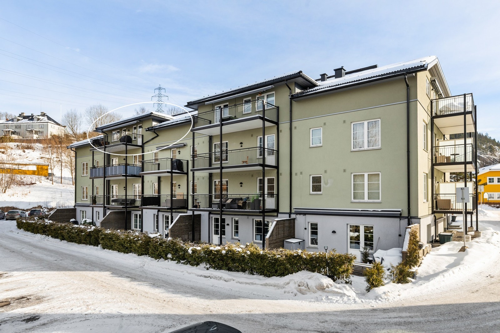 Byggets fasade, vinduer og alle balkongene ble oppusset i 2025 Galleribilde