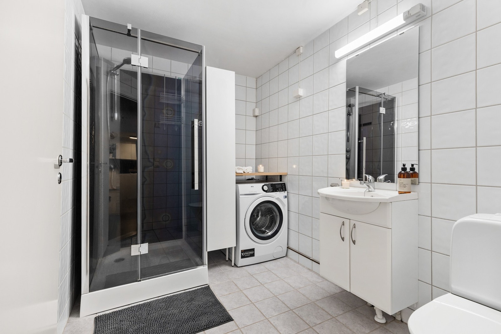 Helfliset bad med elektriske varmekabler i gulv og mekanisk avtrekk Galleribilde