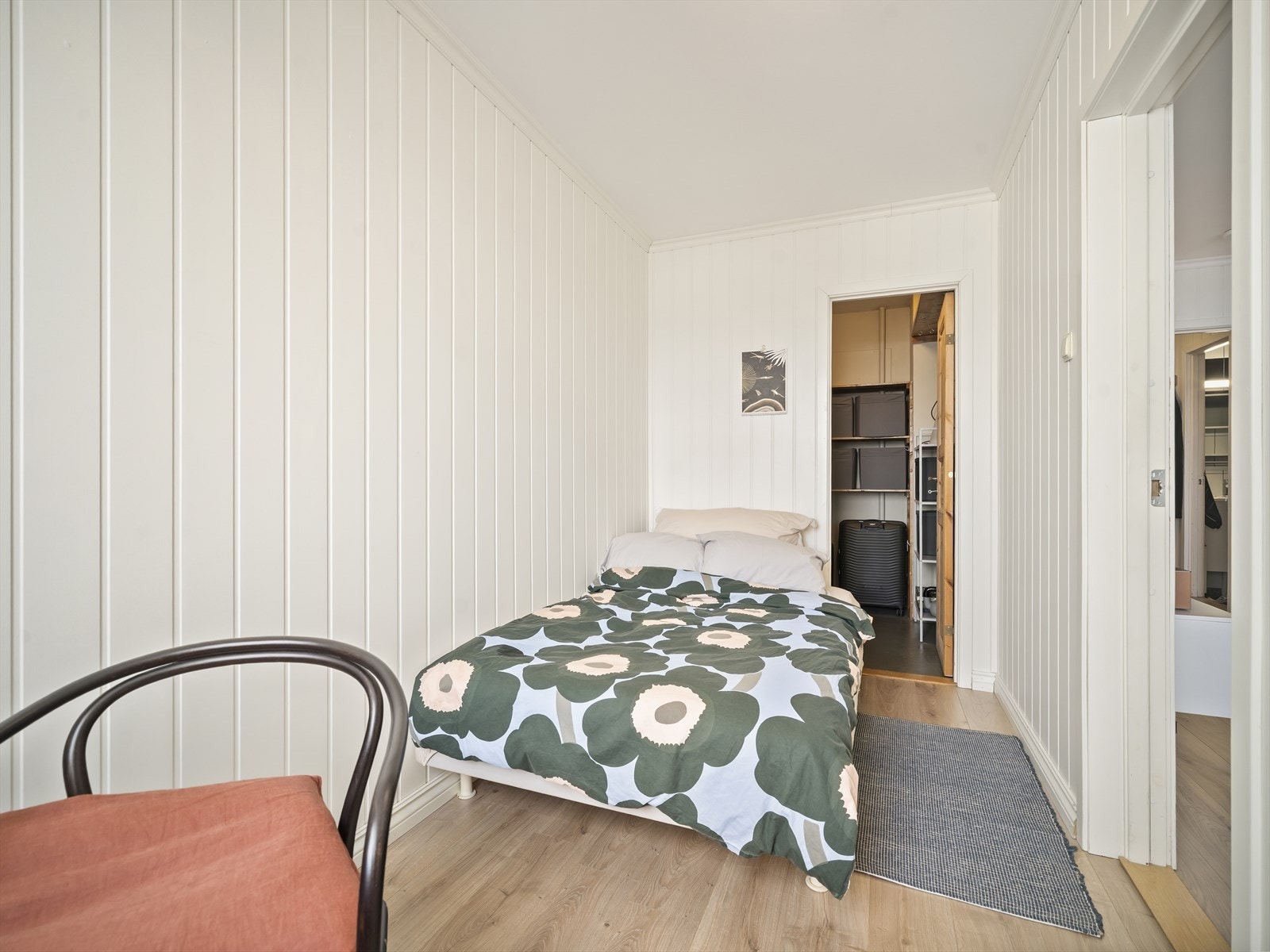 Soverom med walk-in-closet Galleribilde