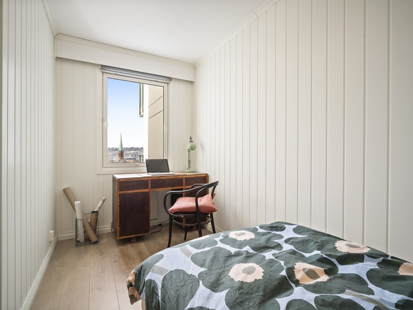 Soverommet har flere møbleringsmuligheter og plass for både seng og kontor Galleribilde