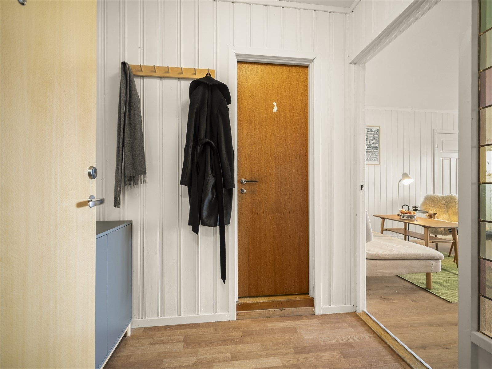 Entré med god plass for oppheng av yttertøy og sko Galleribilde