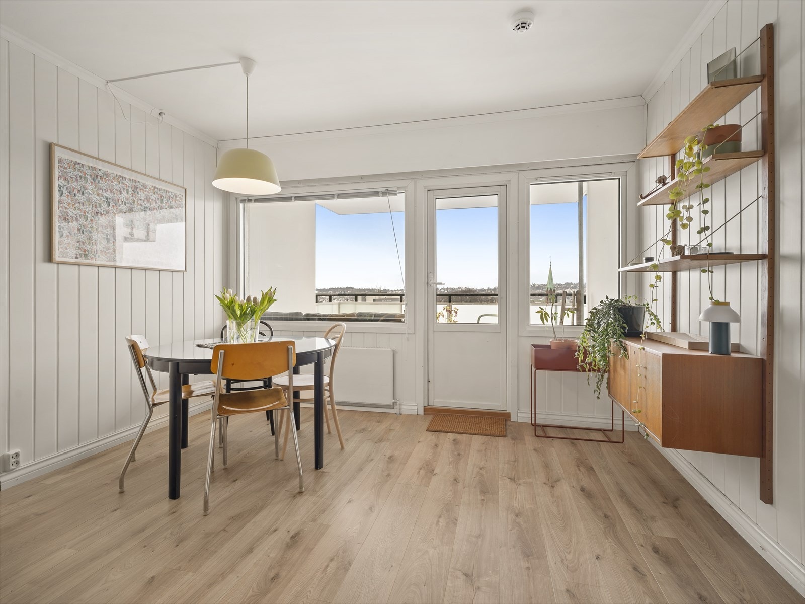 Stuen har plass for både sofagruppe og spisebord Galleribilde