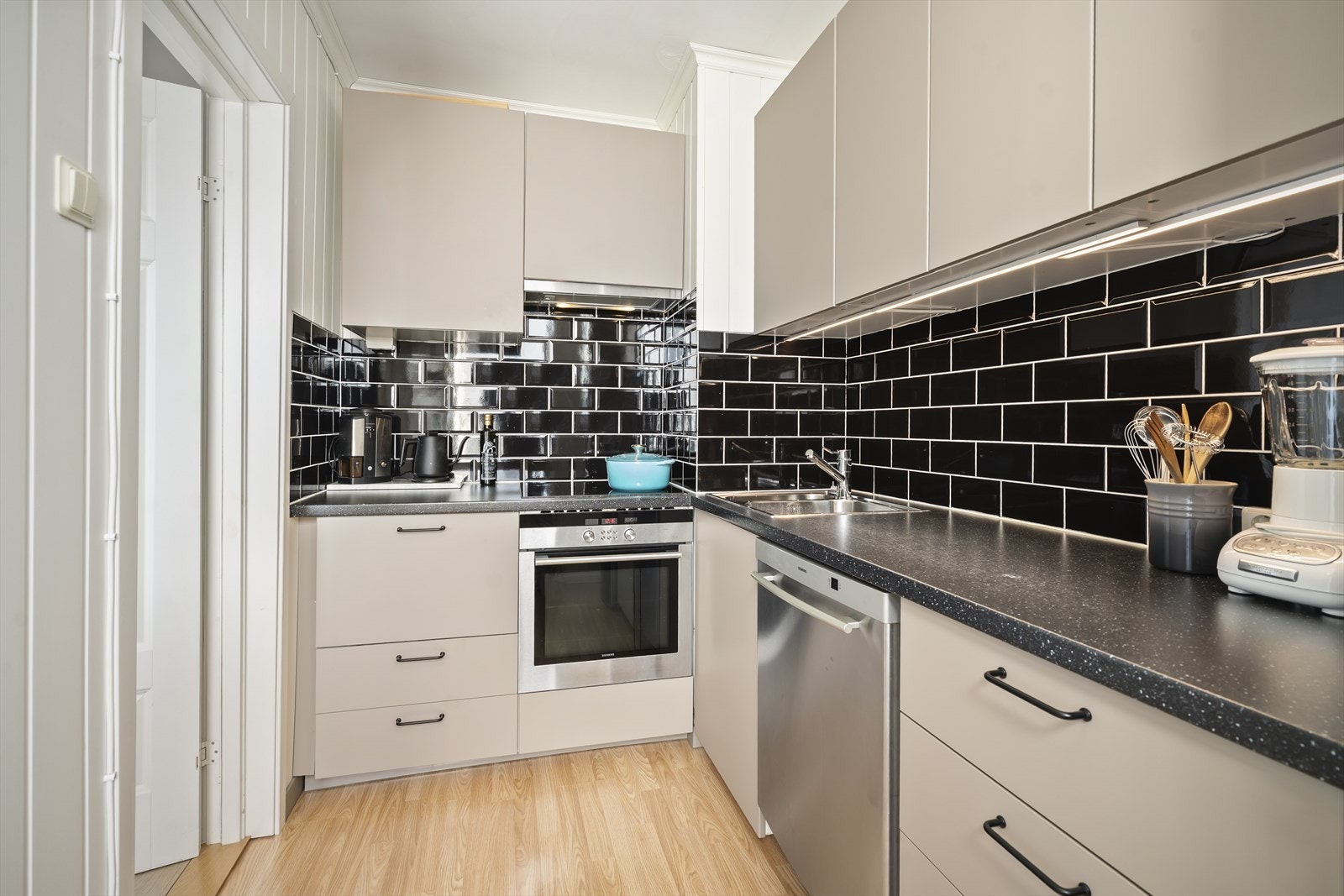 Pent separat kjøkken med god skap- og benkeplass. Hvitevarer medfølger Galleribilde