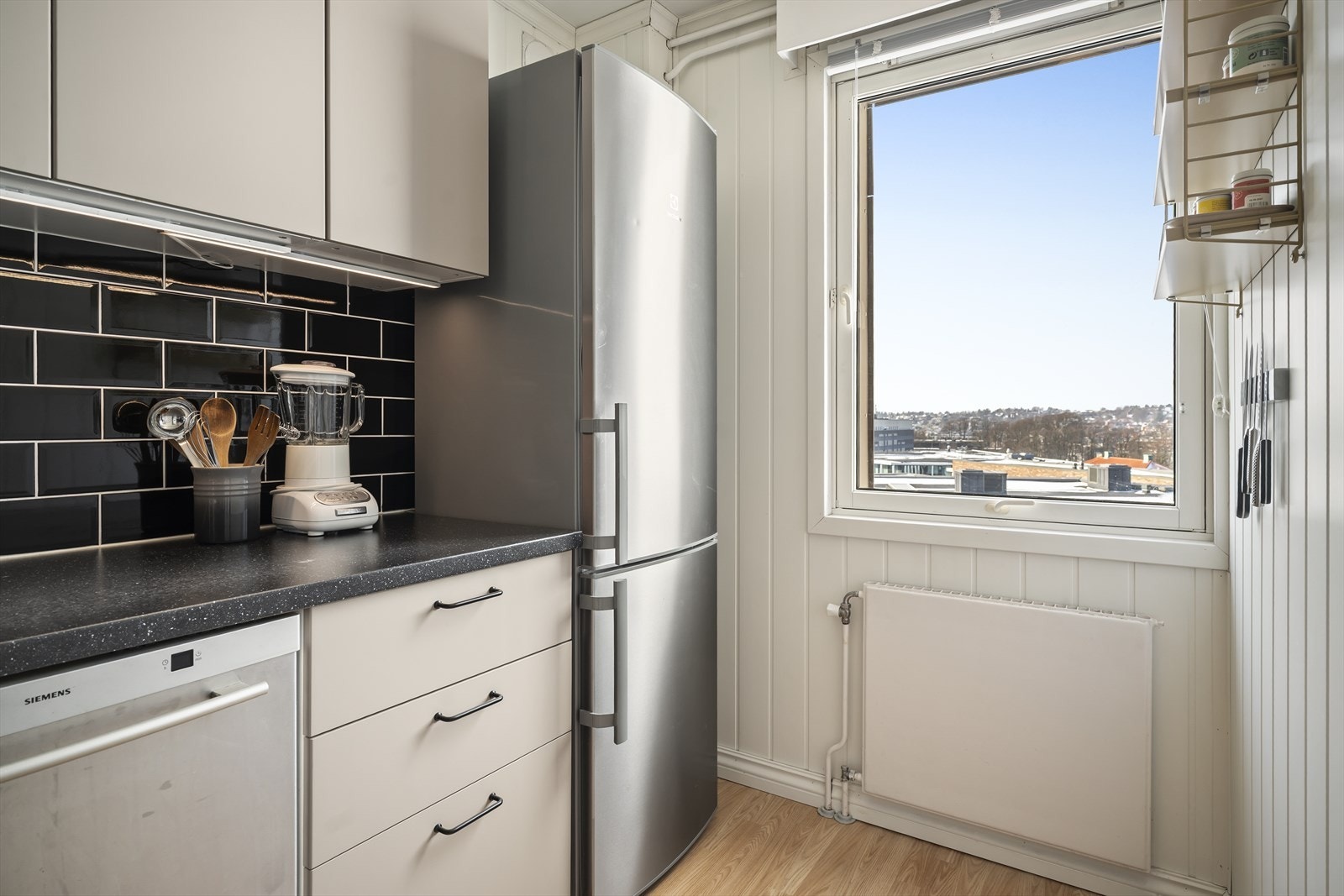 Koselig vindu på kjøkken med fin utsikt Galleribilde