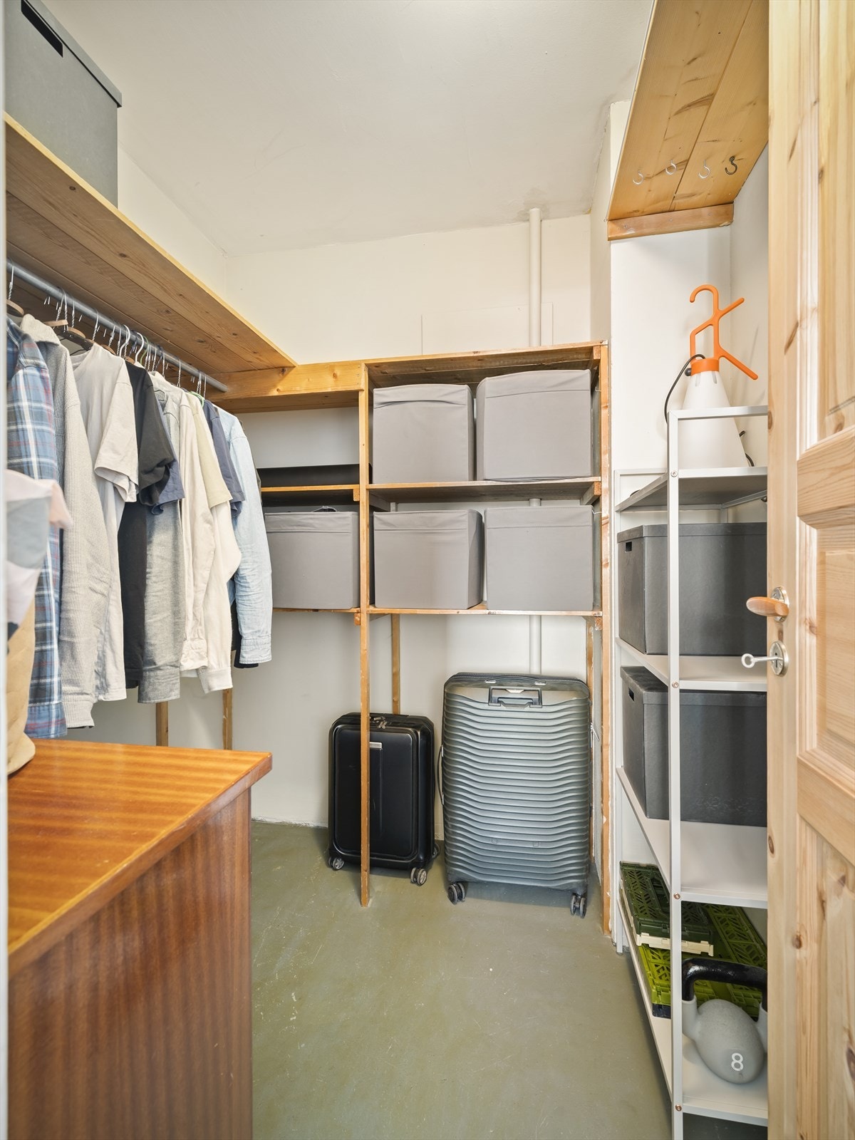 Romslig bod / walk-in-closet med masse oppbevaringsplass Galleribilde