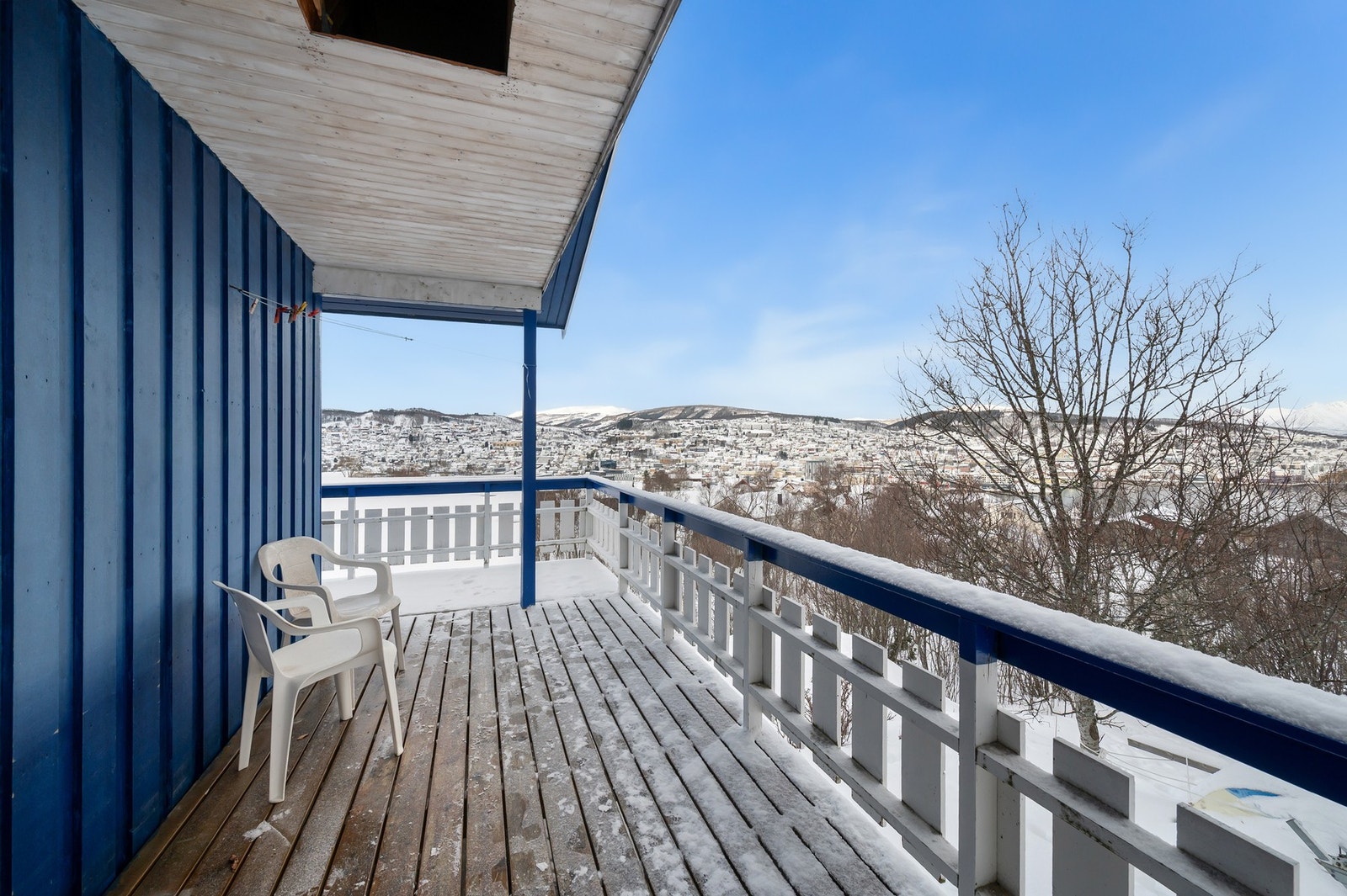 Boligen grenser mot grøntareal og fra balkong har man fantastisk gode sol- og utsiktsforhold. Galleribilde