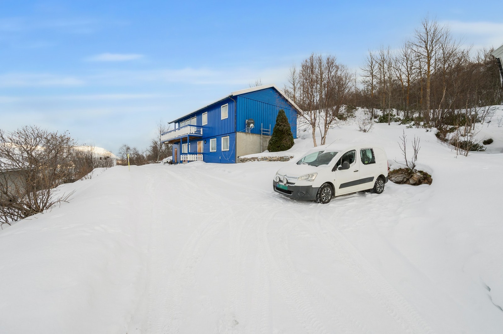 Gode parkeringsmuligheter på tomt. Galleribilde