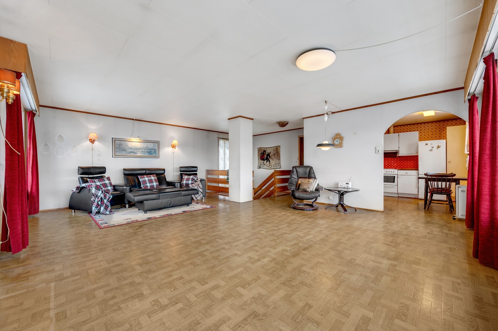 Romslig stue med adskilt kjøkken. Galleribilde