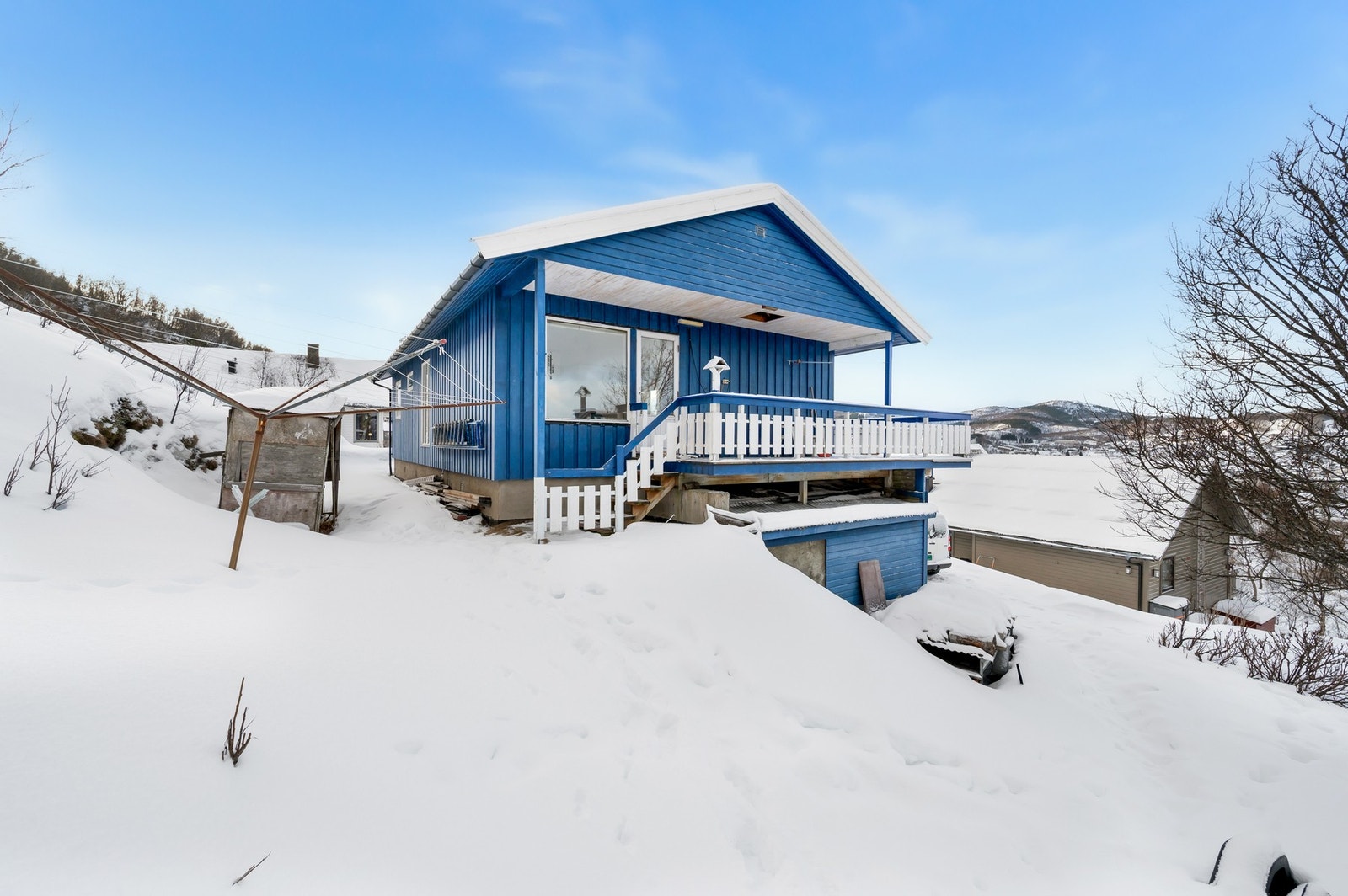 Boligen ligger fint til med grense til grøntareal og egen hage, ypperlig for barnefamilier. Galleribilde