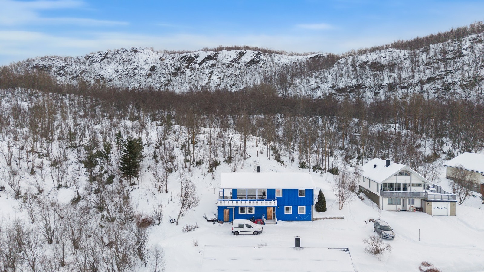 Boligen nyter godt av sin tilbaketrukne beliggenhet innerst i blindgate og helt i bakre rekke, har har man muligheten til å sikre seg en virkelig god og sjelden beliggenhet. Galleribilde