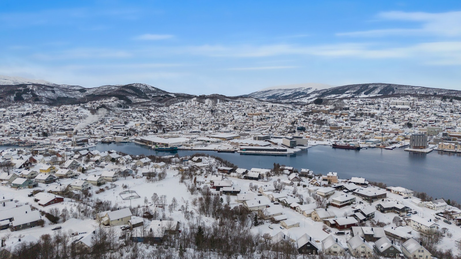 Dronebilde med utsikt mot byen. Galleribilde