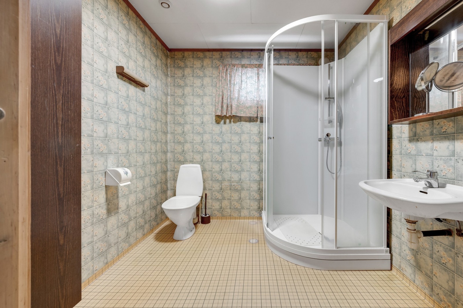 Bad i 2.etasje. Må påregnes oppgradert for å nå dagens standard. Galleribilde