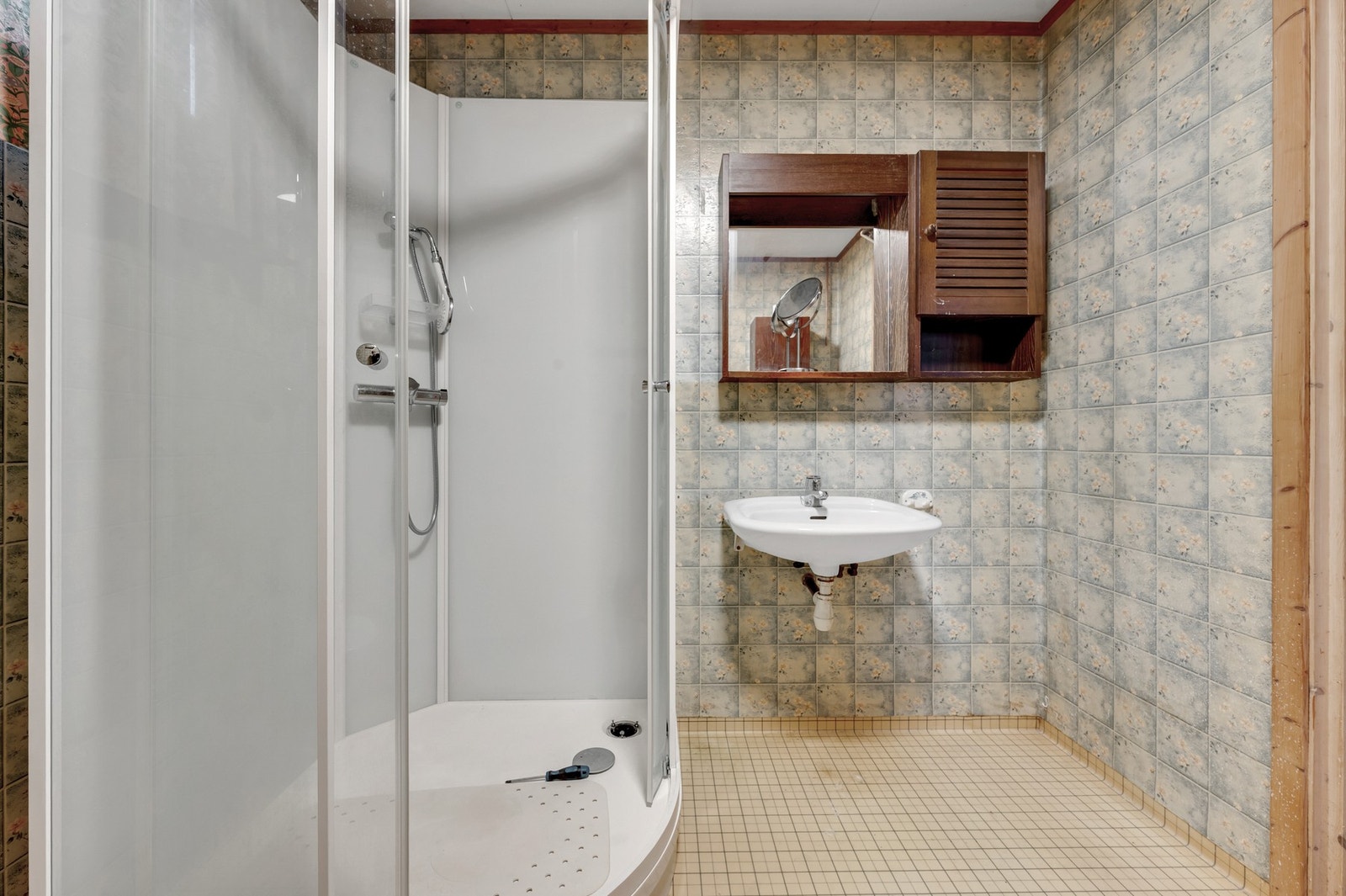 Bad fra byggeår med dusjkabinett. Galleribilde