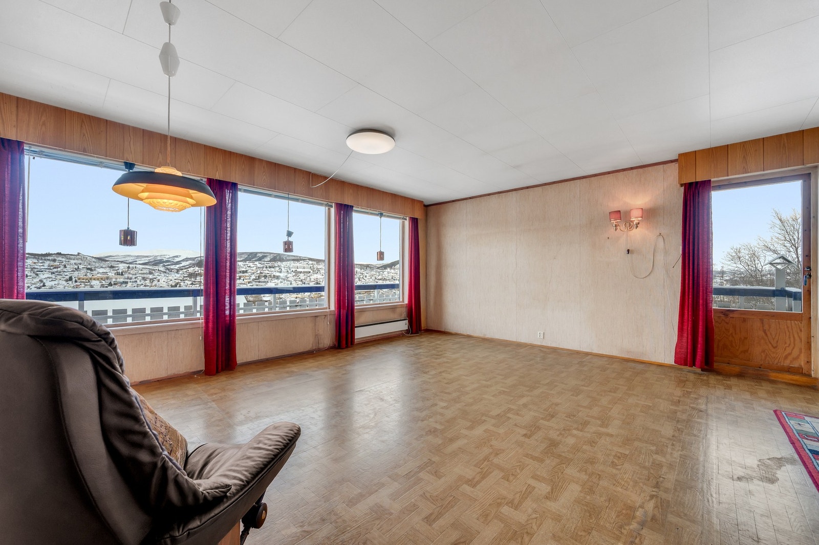 God plass til flere sittegrupper på stue, med direkte utgang til balkong. Galleribilde