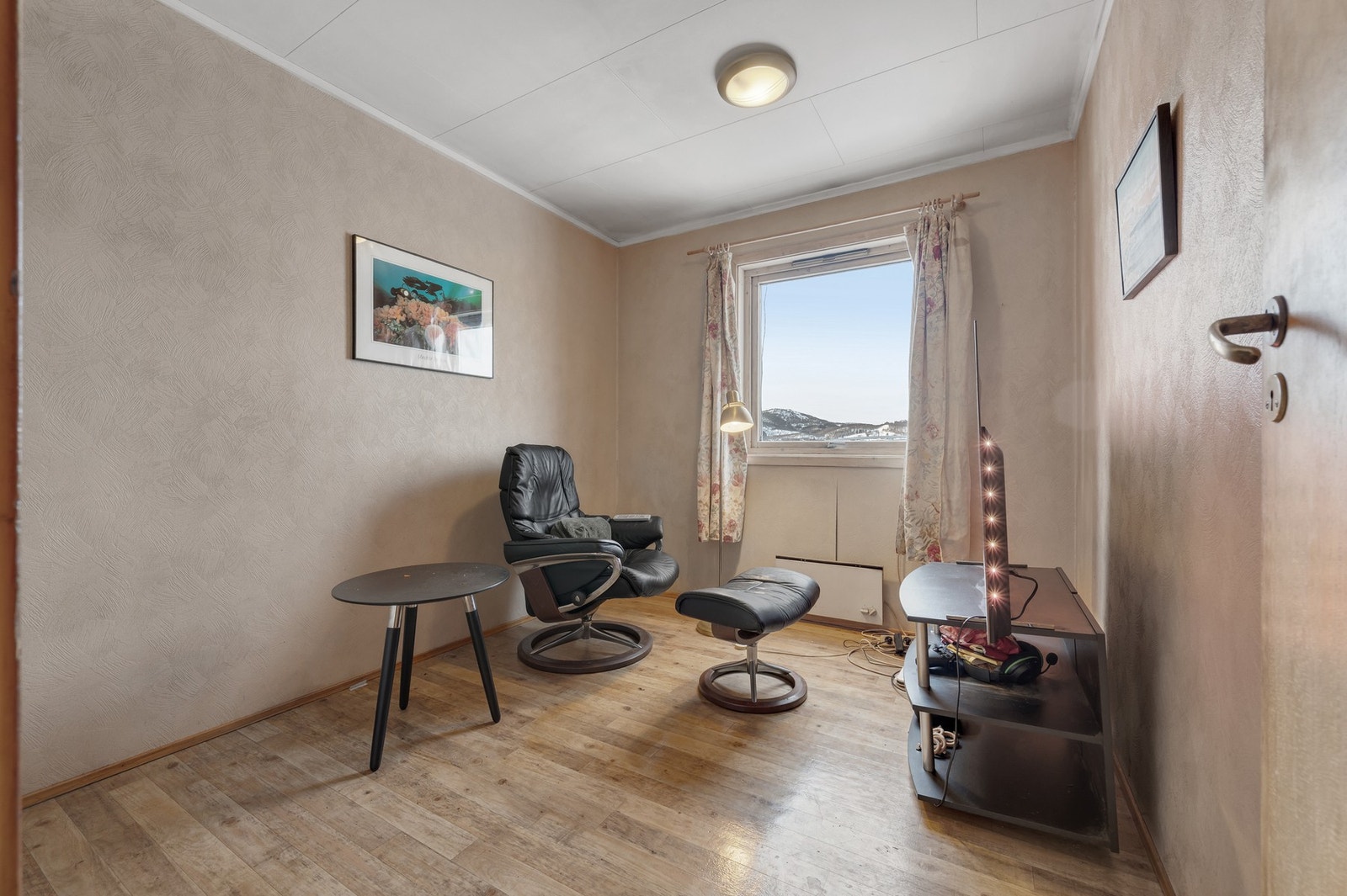 Opprinnelig klesrom er i dag brukt som soverom/Tv-stue. Galleribilde