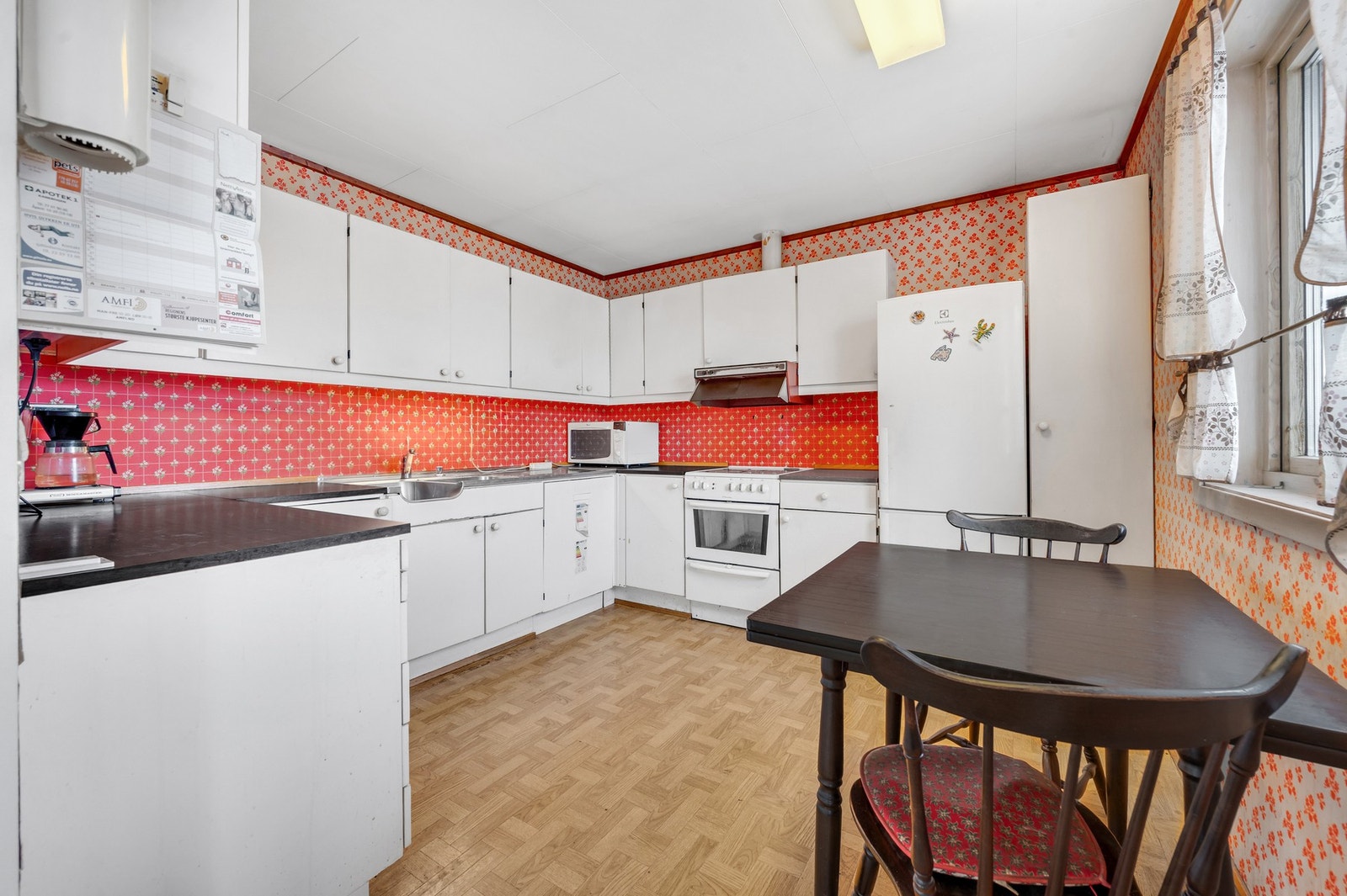 Kjøkkenet har god skap- og benkeplass, med muligheter for et mindre spisebord. Galleribilde