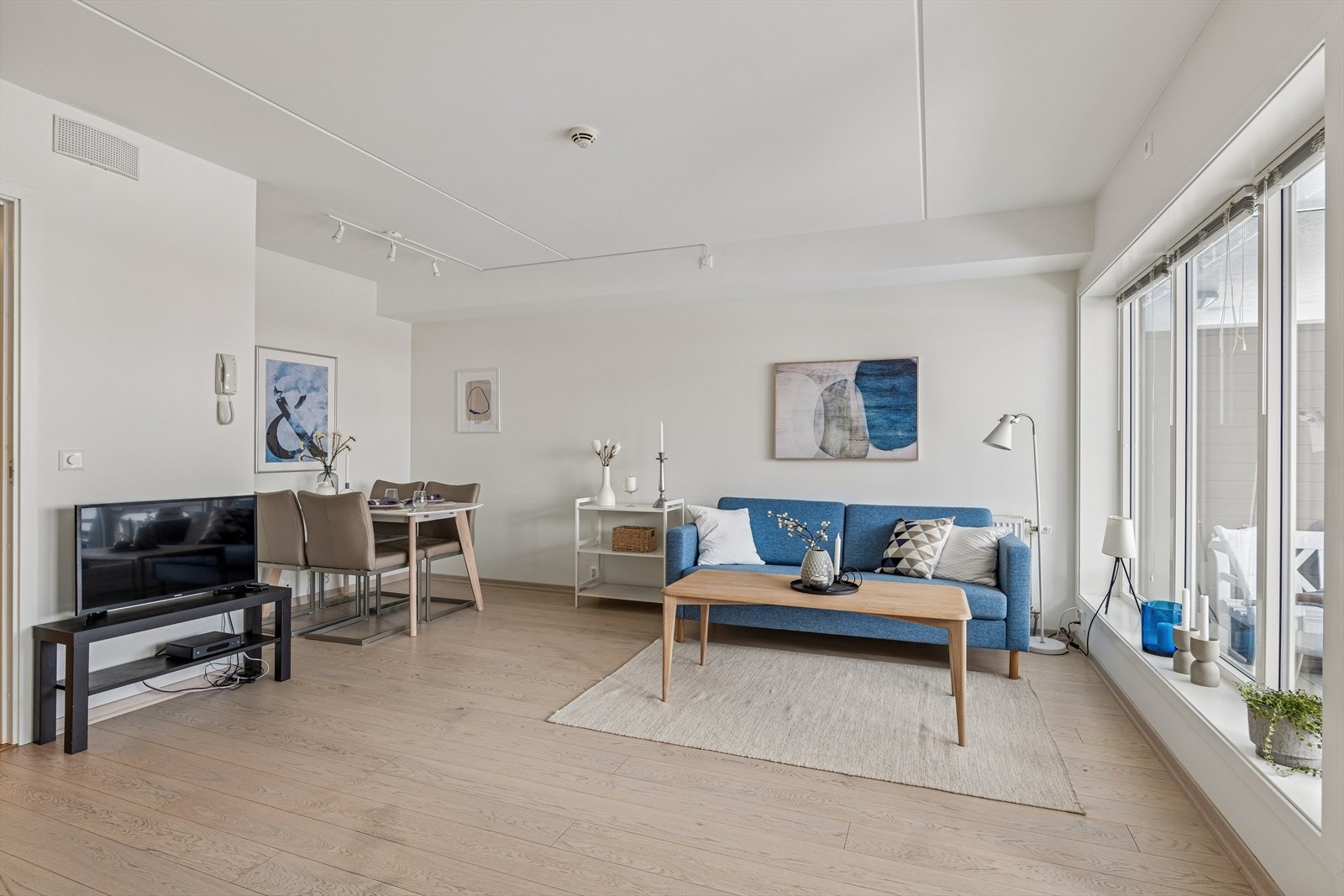 Stue med nymalt og nylagt 1-stavs parkett i 2022. Galleribilde