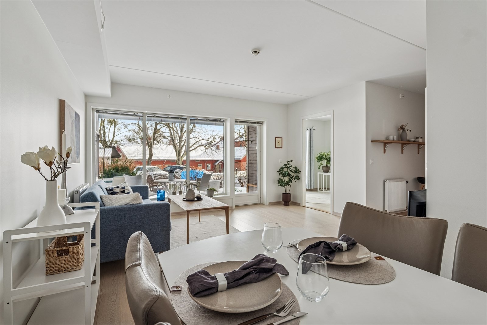 Lys og hyggelig stue med store vinduer som gir godt med naturlig lys. Galleribilde