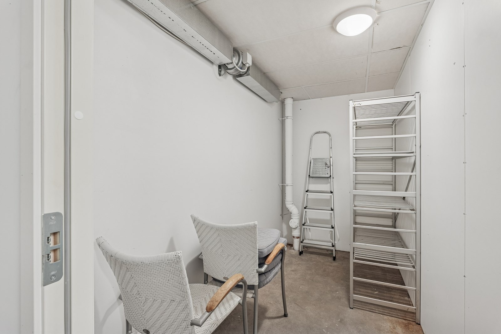 Romslig sportsbod med hyller med adkomst i gangen rett bortenfor inngangsdøren. Galleribilde