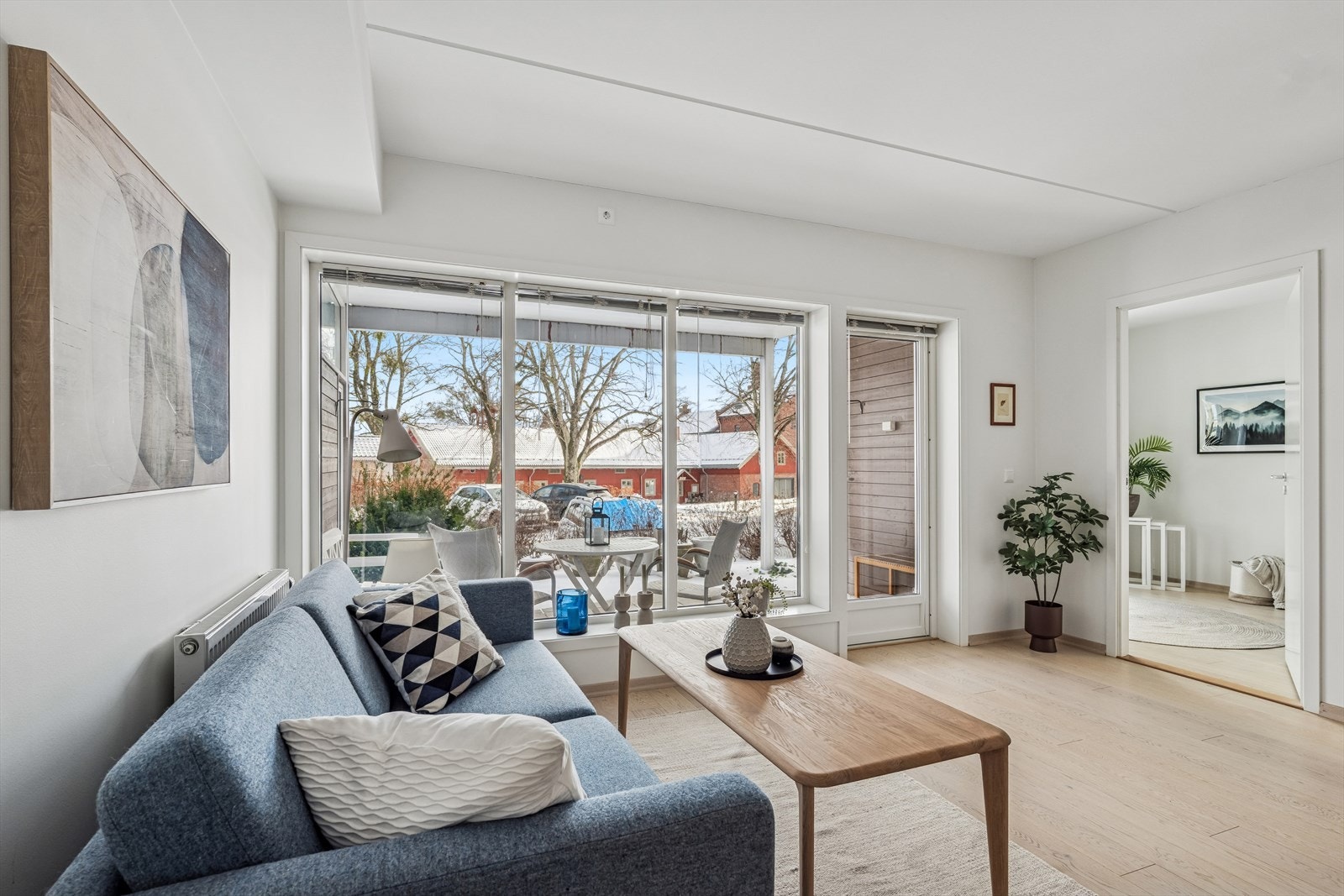 Lys og hyggelig stue med plass til både spisestue og sofagruppe Galleribilde