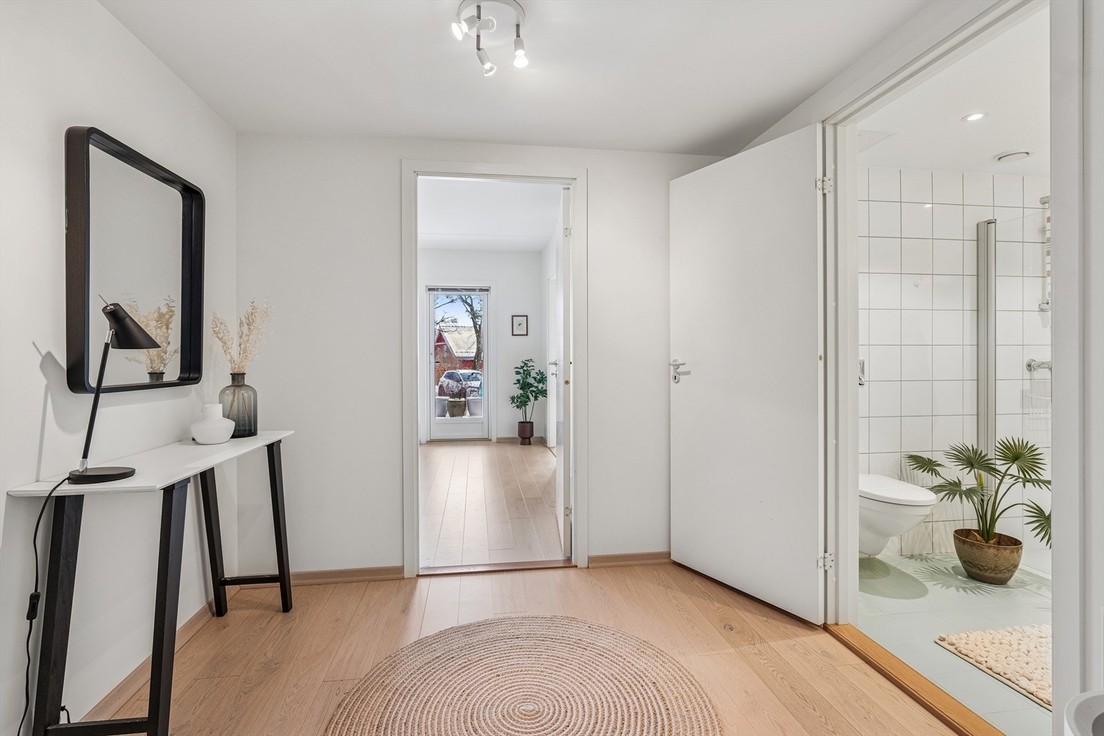 Entré/gang - Bord, speil og lampe kan medfølge. Galleribilde