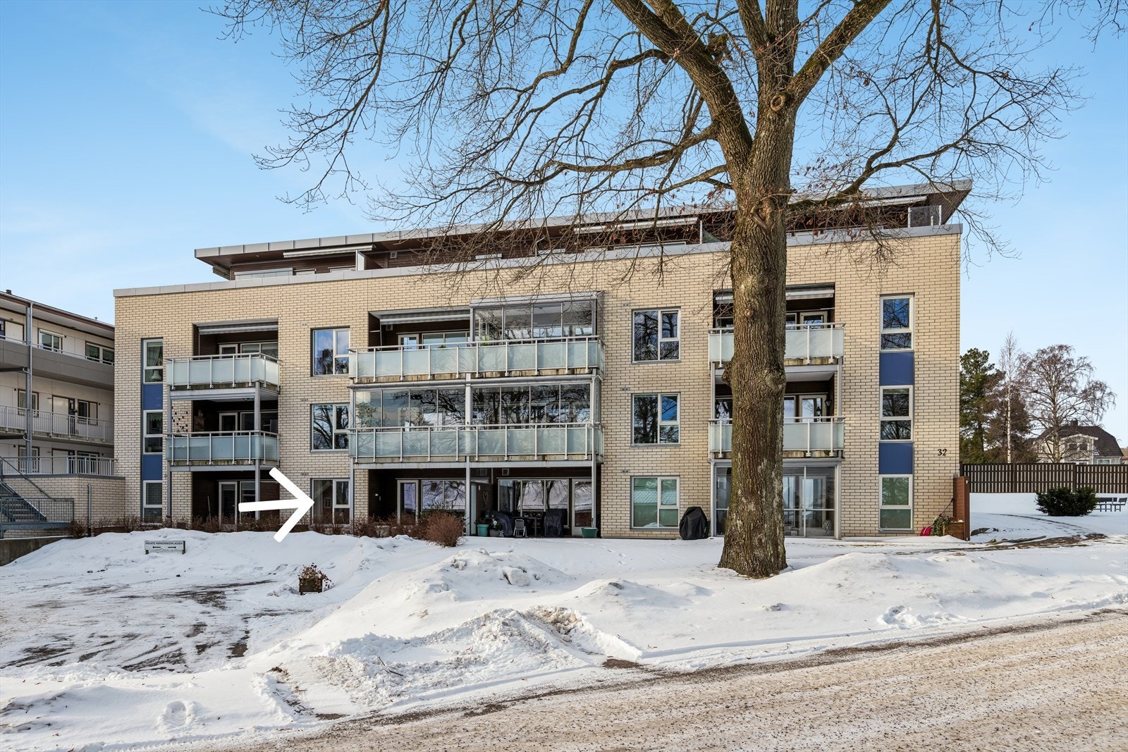 Fasade med markterrasse. Leiligheten ligger høyere enn veiplanet. Galleribilde