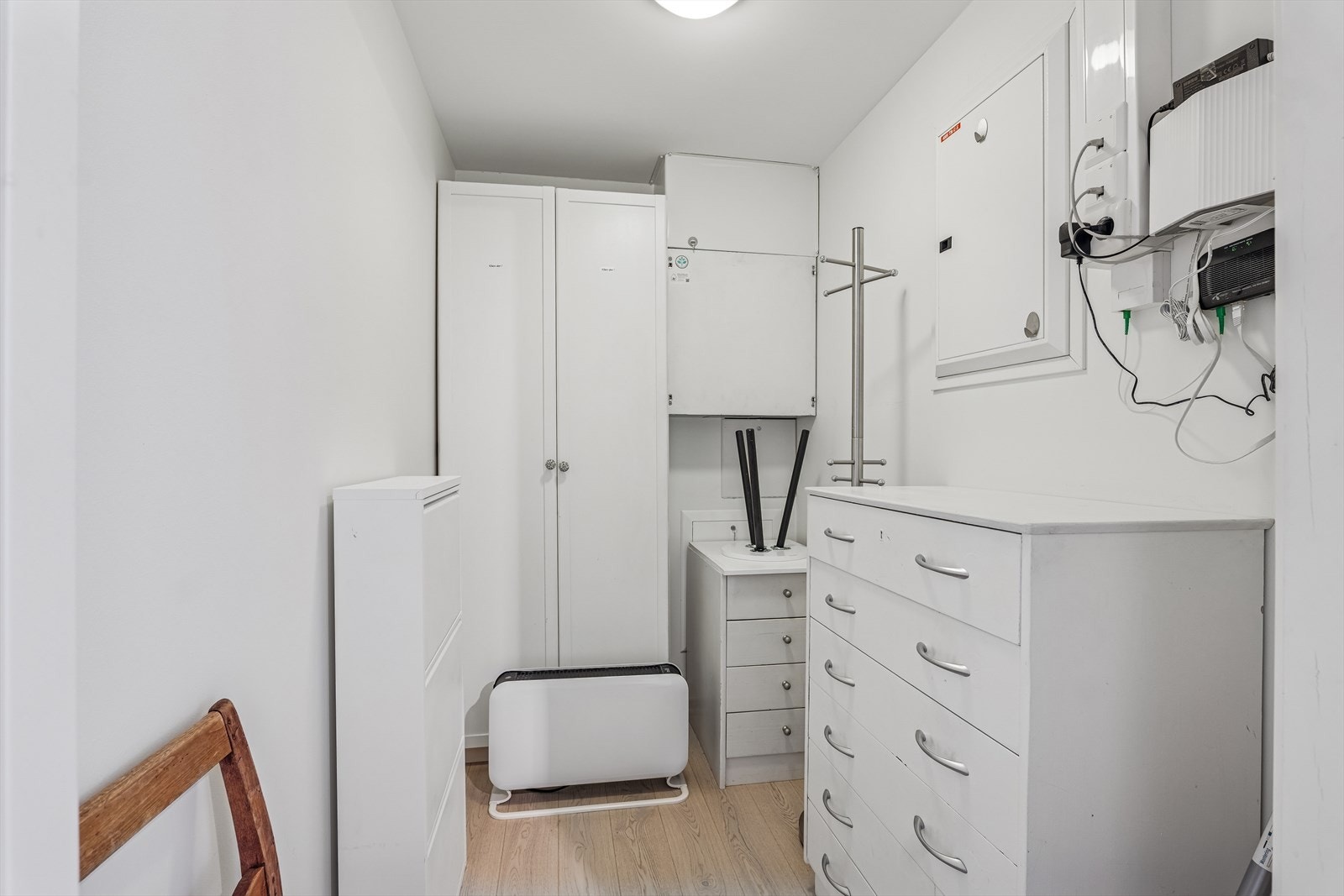 Bod innvendig med kommoder, sko- og garderobeskap Galleribilde