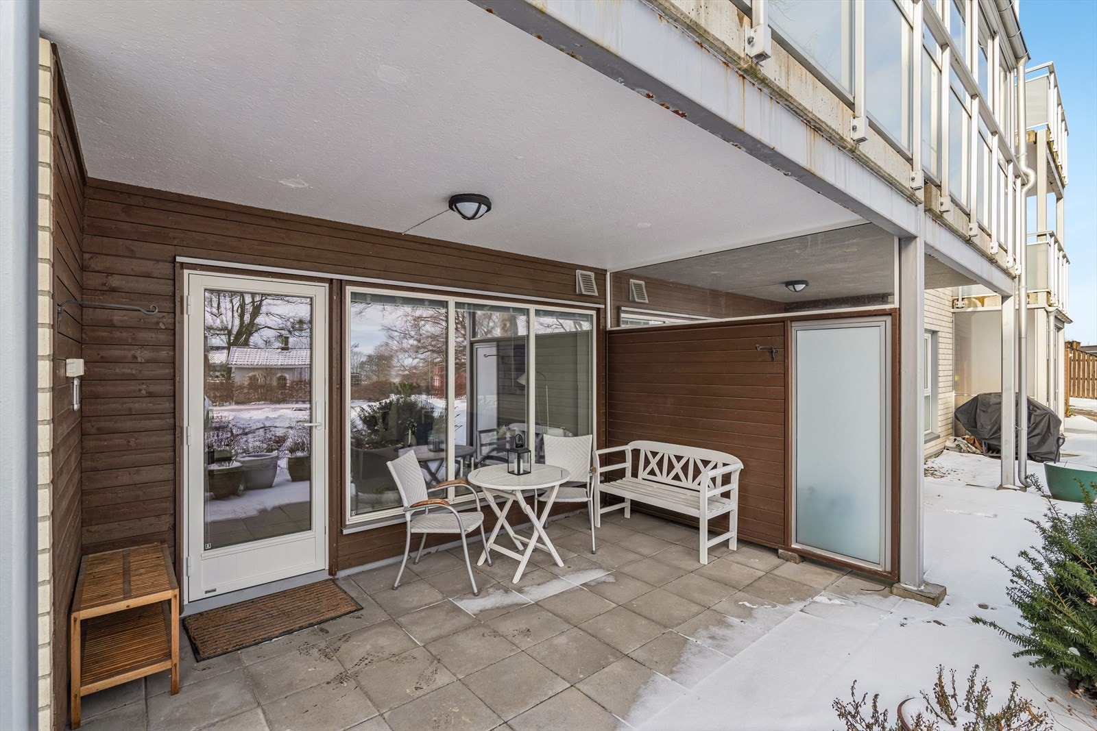 Hellelagt markterrasse på 15 kvm., hvor du kan nyte morgen- og formiddagssolen. Galleribilde