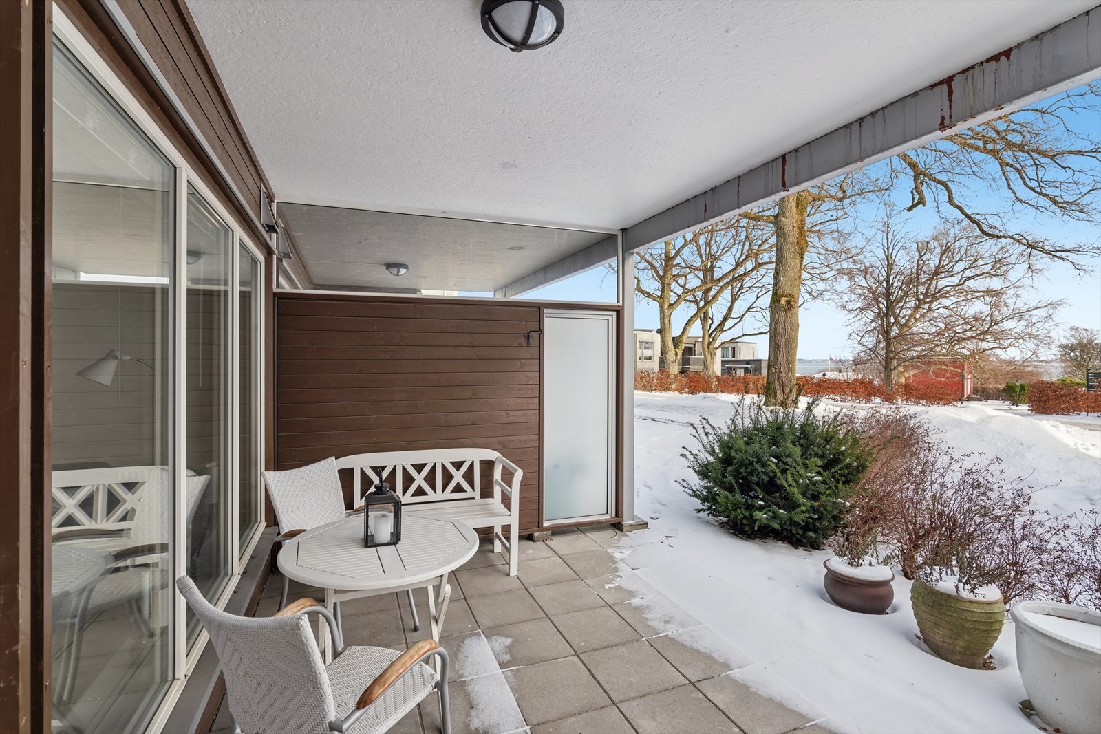 Markterrasse hvor utemøbler og krukker kan medfølge. Galleribilde