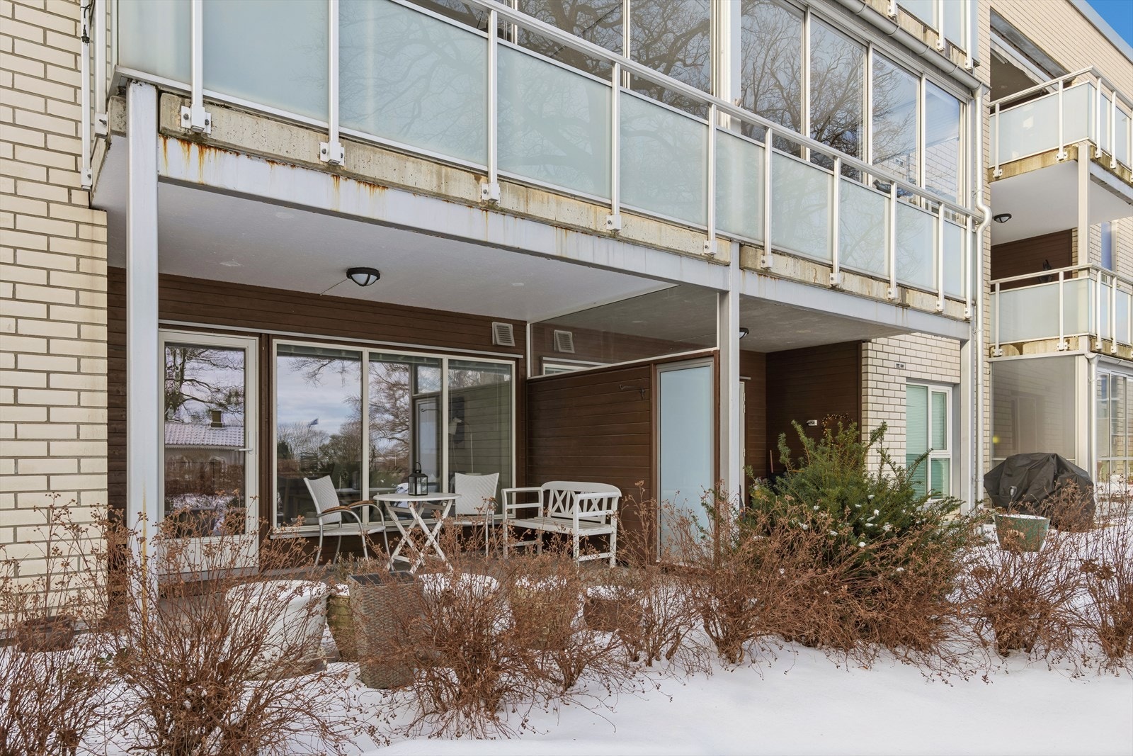 Markterrasse med beplantning utenfor. Galleribilde