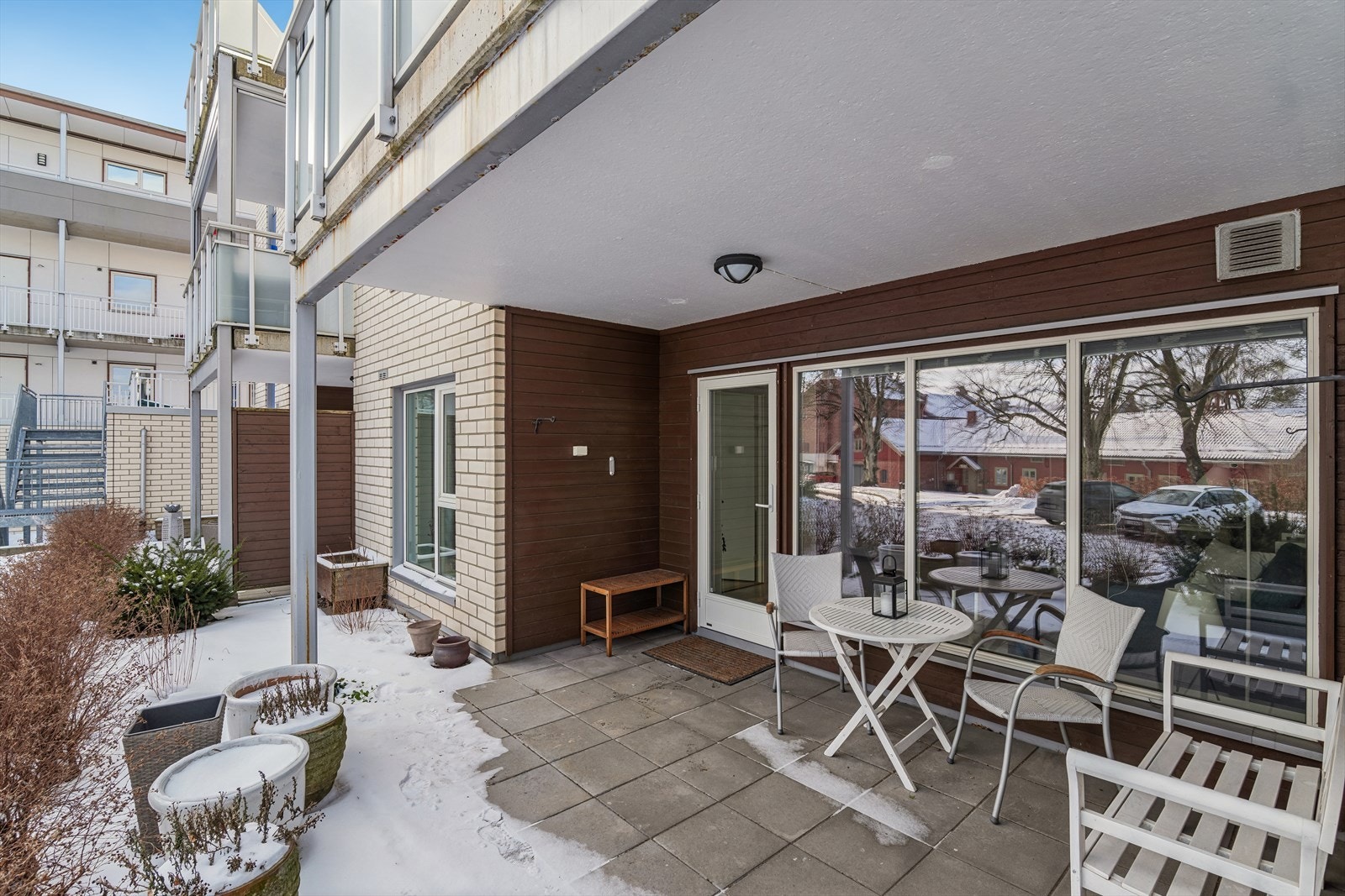 Markterrasse med utelys og stikkontakt, og liten hageflekk utenfor. Galleribilde