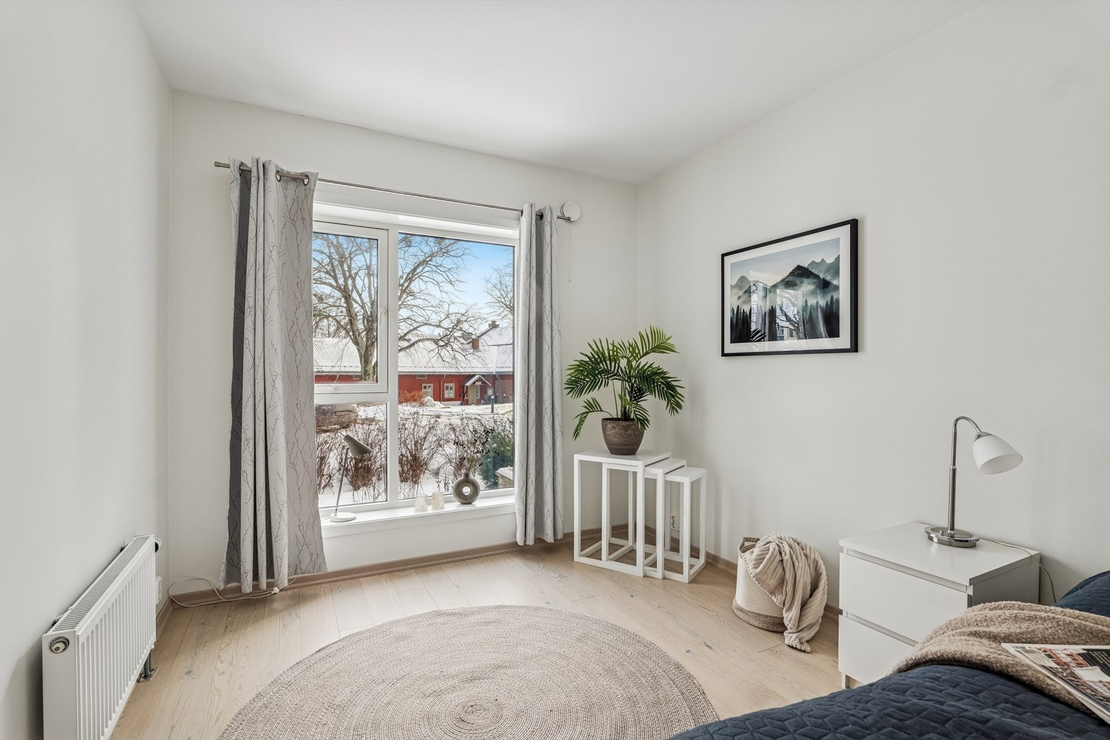 Soverom med oppgradert 1-stavs parkett og nymalt i 2022. Galleribilde