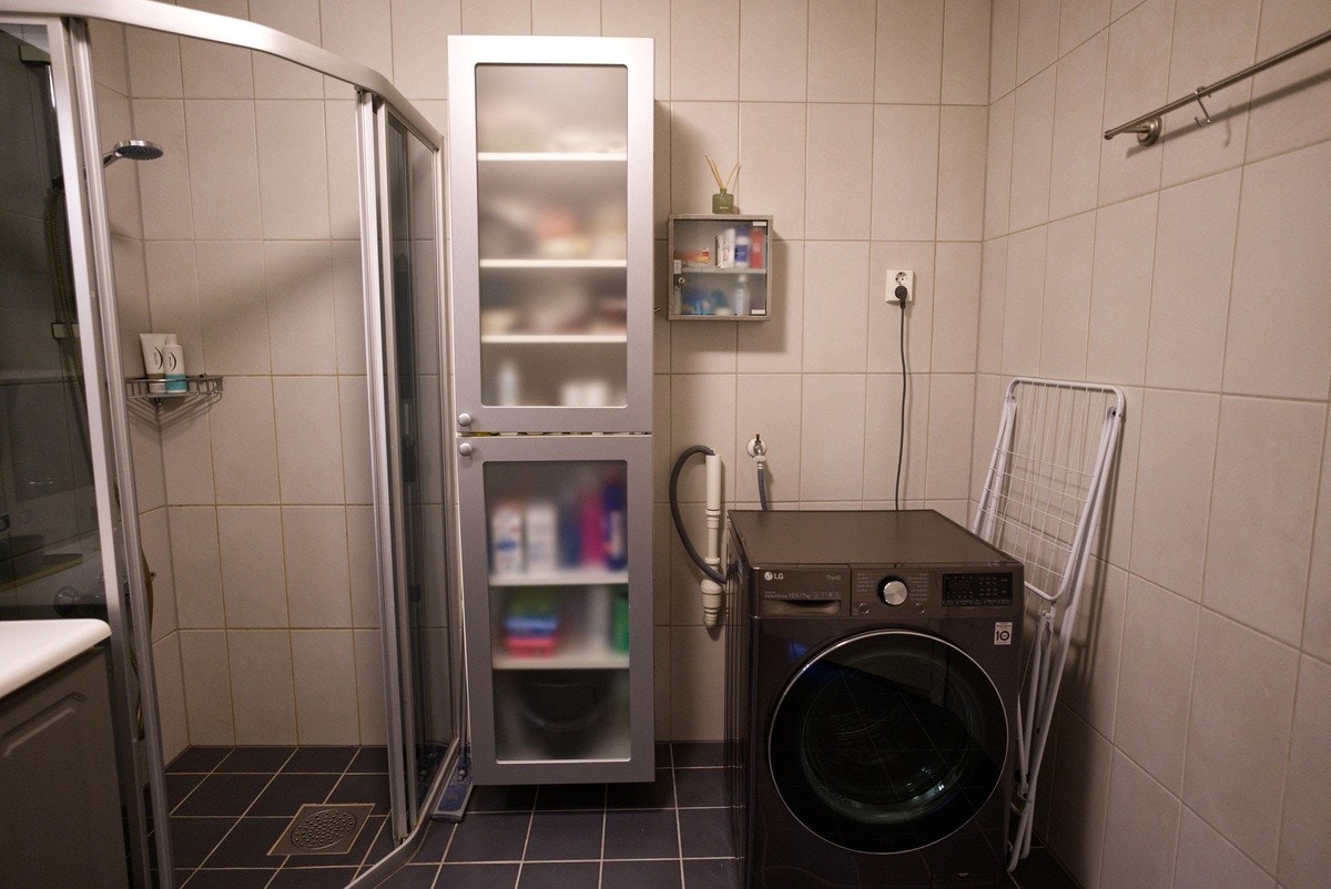 Bad med oppvaskmaskin og tørketrommel i én Galleribilde