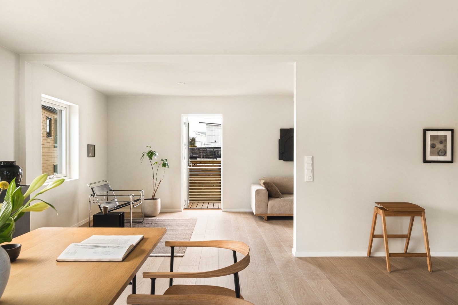 Fra stuen har man utgang til hagen. Galleribilde