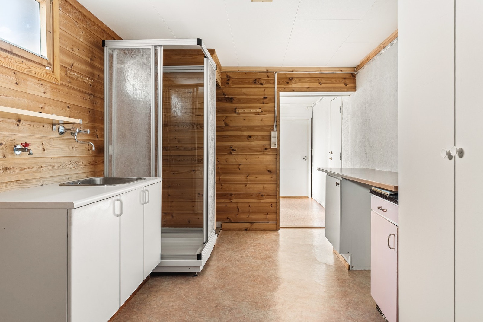 Vaskerommet på 12,9 m² er praktisk utformet med dusjkabinett, servant og god oppbevaringsplass. Galleribilde