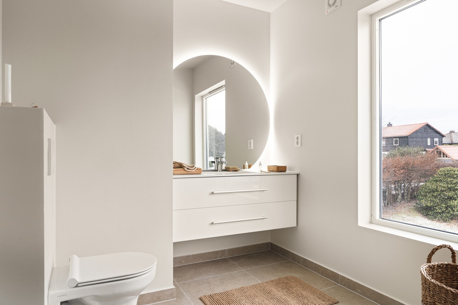 Badet i 1. etasje er også helt nytt og holder en moderne standard. Galleribilde