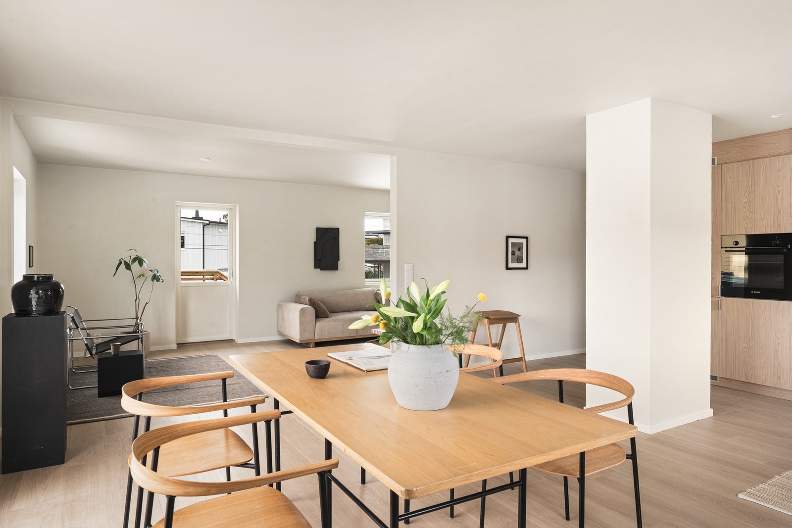 Stor familiebolig m/ moderne hovedetasje og fleksibel underetasje. Trygg og etablert beliggenhet nær bybanen! Galleribilde