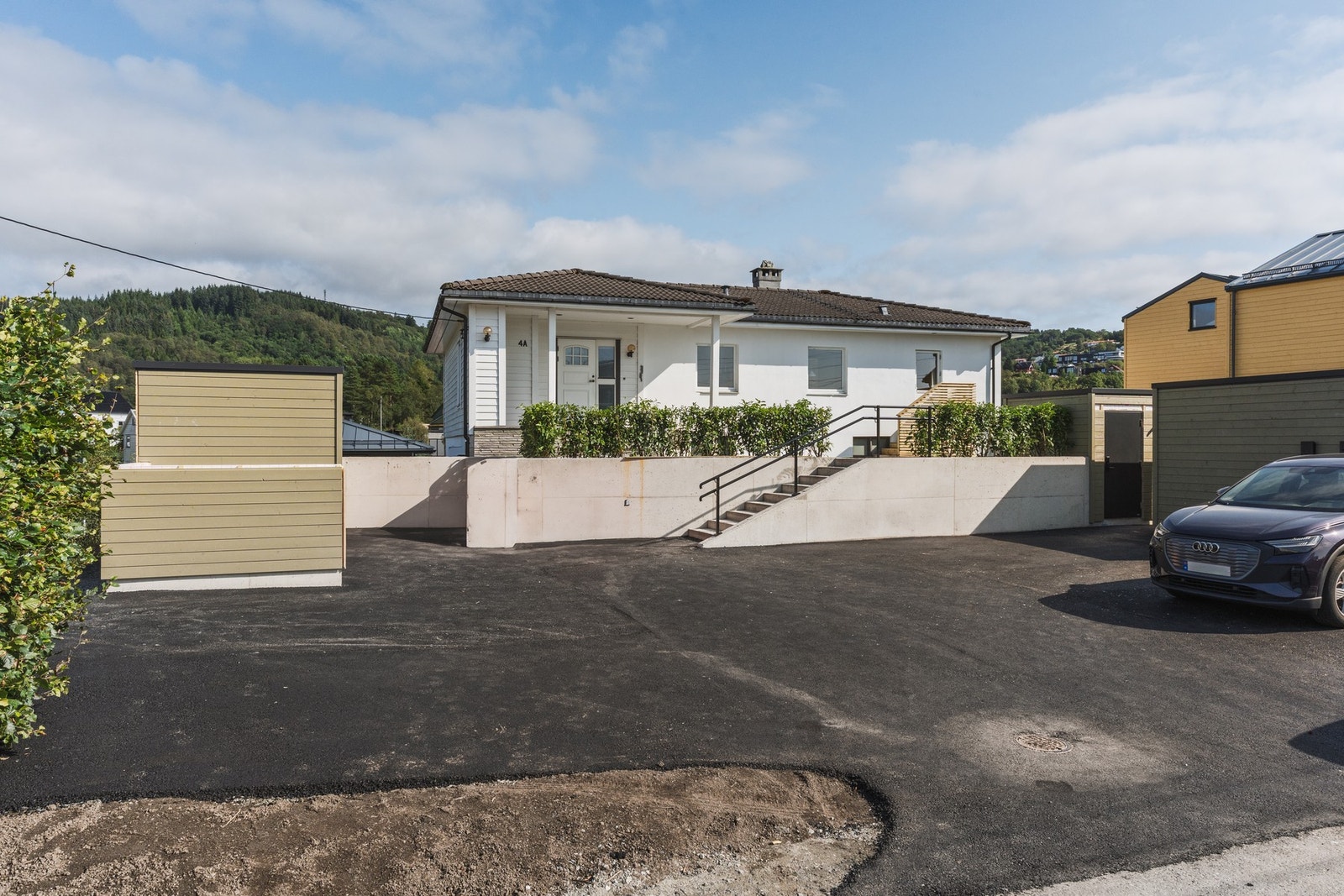 Det med følger fast parkeringsplass på sameiet sitt fellesareal. Galleribilde