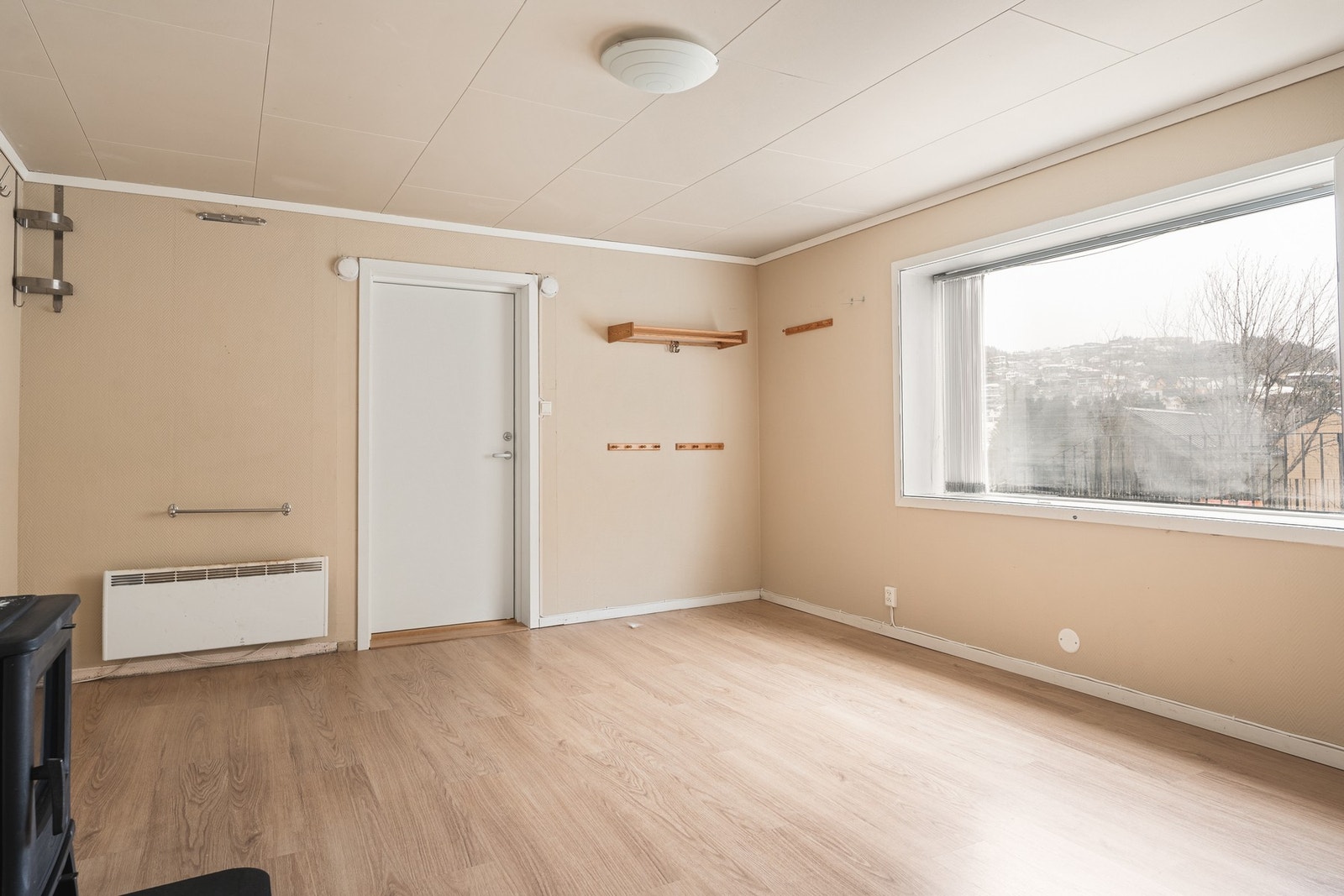 Stuen har egen inngang og måler 18,3 kvm. Galleribilde