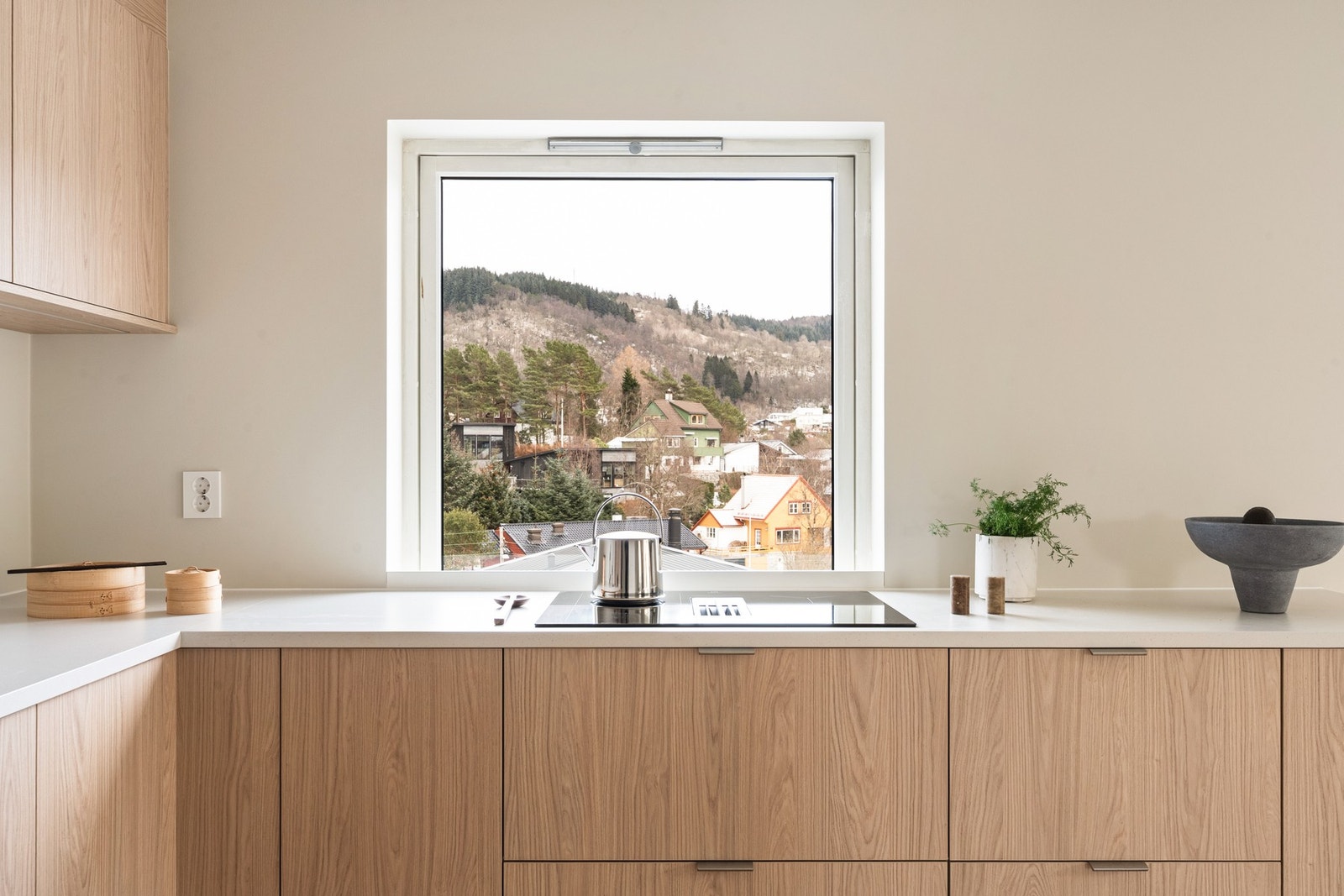 Kjøkkenet er nytt og har moderne innredning med slette fronter, laminert benkeplate og integrerte hvitevarer. Galleribilde