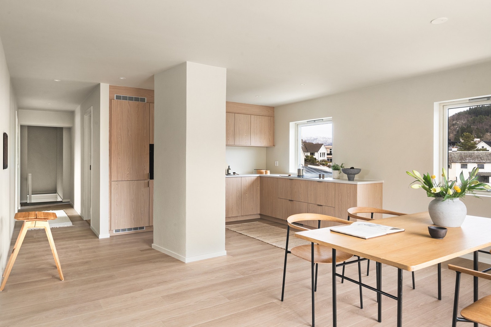 Stue og kjøkken er samlet i en åpen og sosial løsning på ca. 51,9 m². Galleribilde