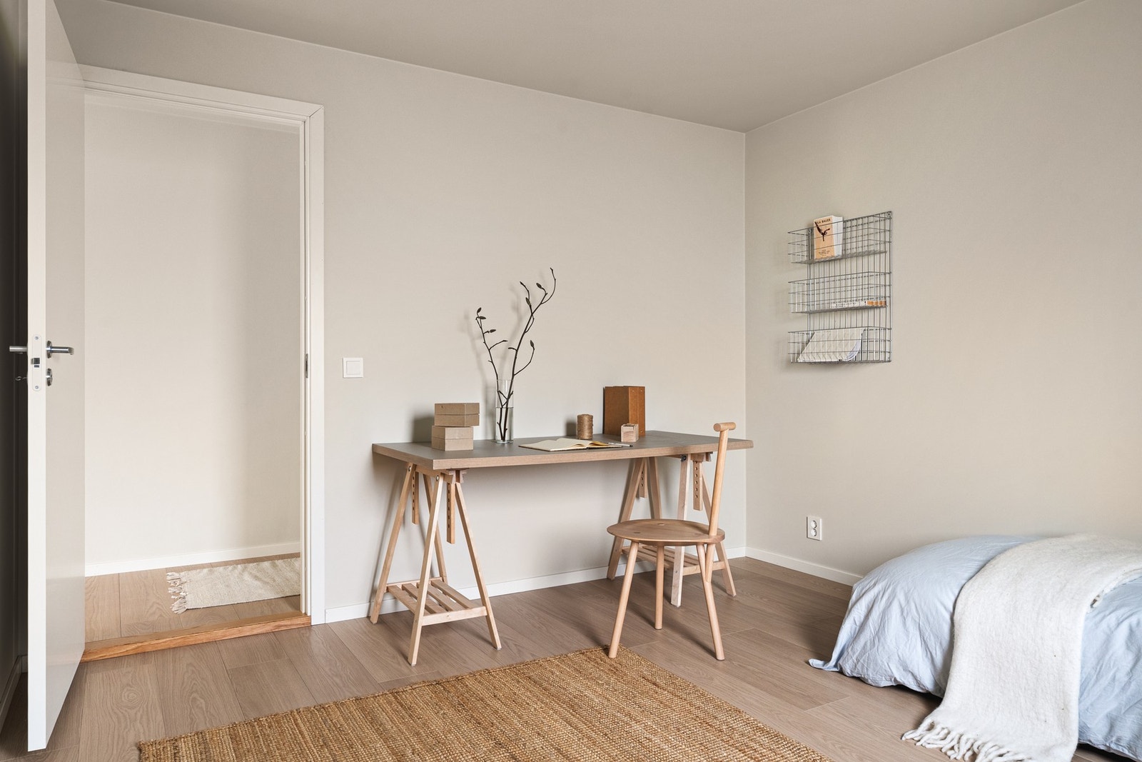 Soverommet har god plass til innredning med både skrivebord og dobbeltseng. Galleribilde